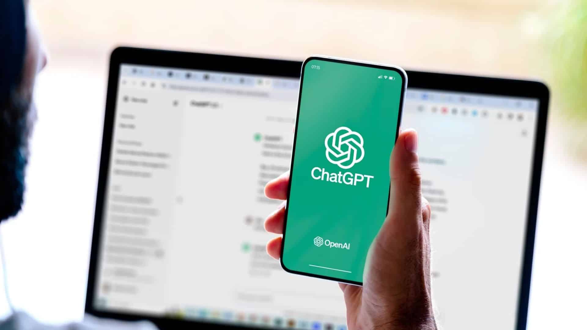 Κάποιος που χρησιμοποιεί το ChatGPT στο smartphone και τον υπολογιστή του.