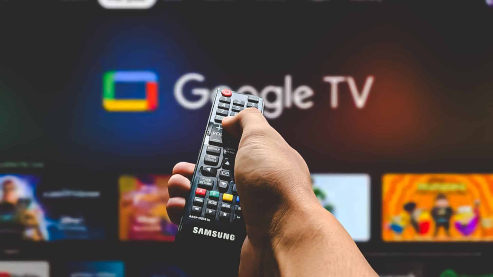 Ein Mann richtet eine Fernbedienung auf Google TV