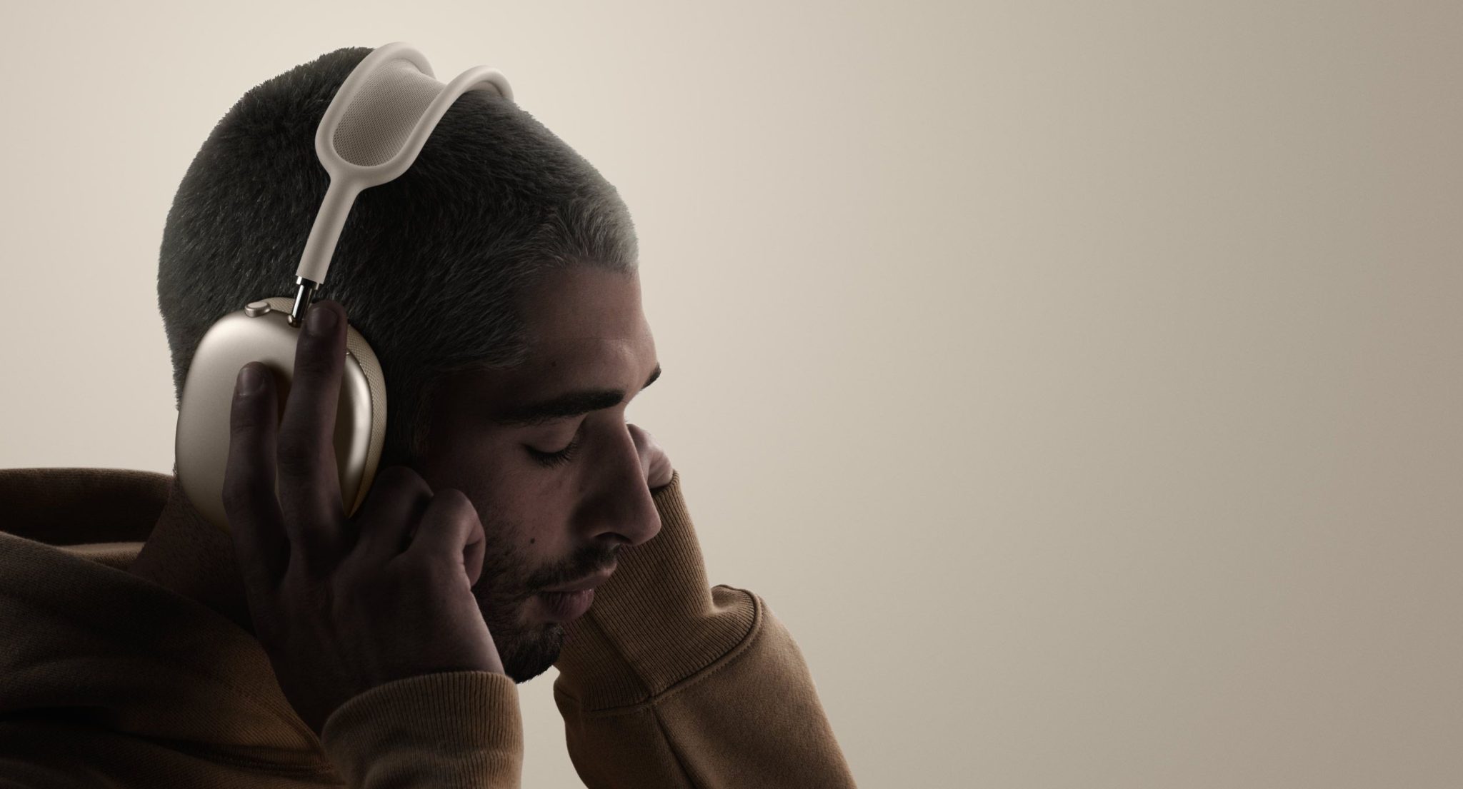 Una persona che indossa gli AirPods Max