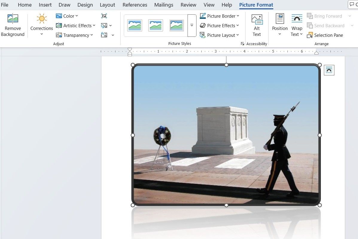 Η καρτέλα Μορφή εικόνας στο Microsoft Word εμφανίζει επιλογές επεξεργασίας εικόνας