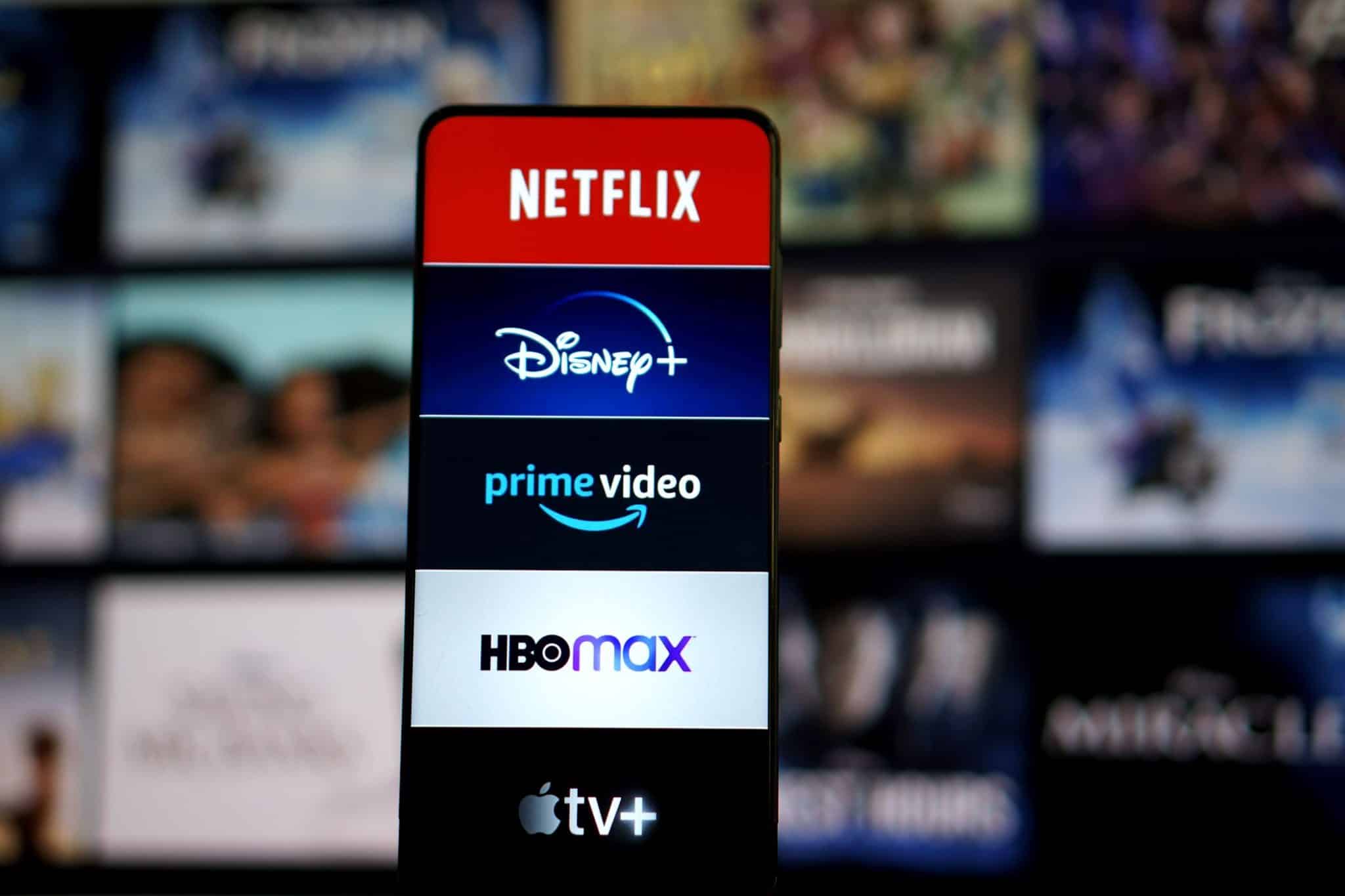 Uno smartphone su cui sono visualizzati i loghi di diverse piattaforme di streaming