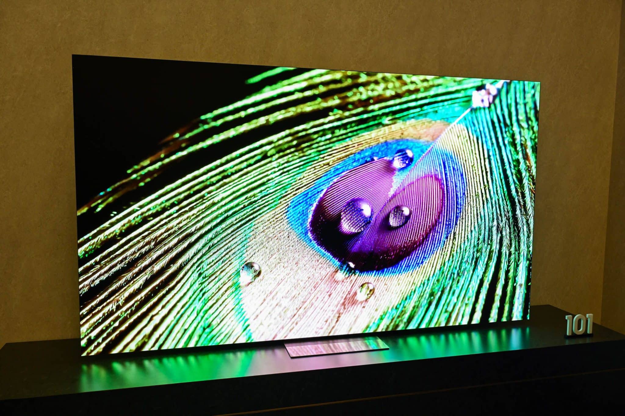 CES 101 の 2024 インチ マイクロ LED テレビ