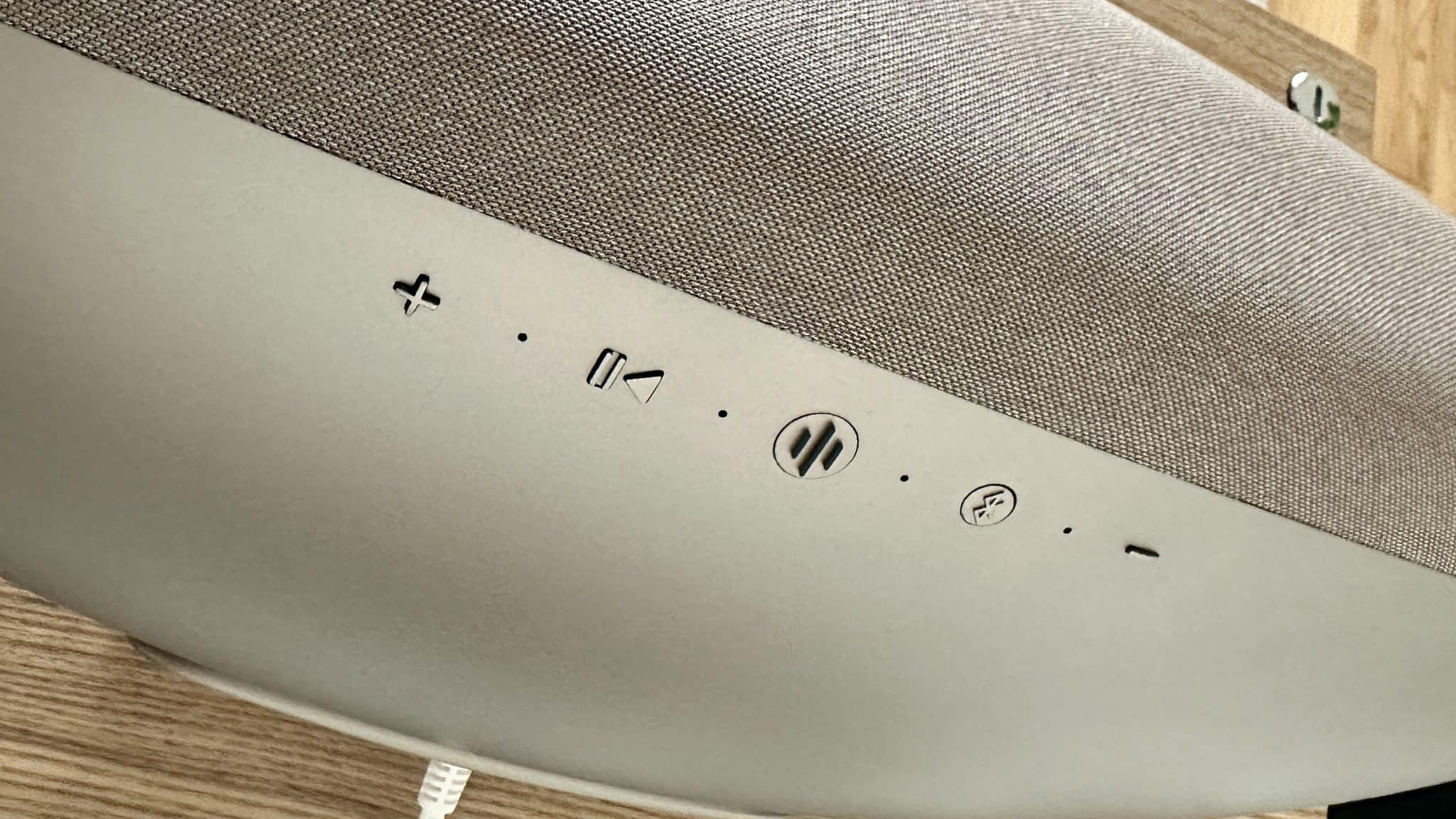 Una mirada de cerca a los controles del Bowers & Wilkins Zeppelin Pro Edition.