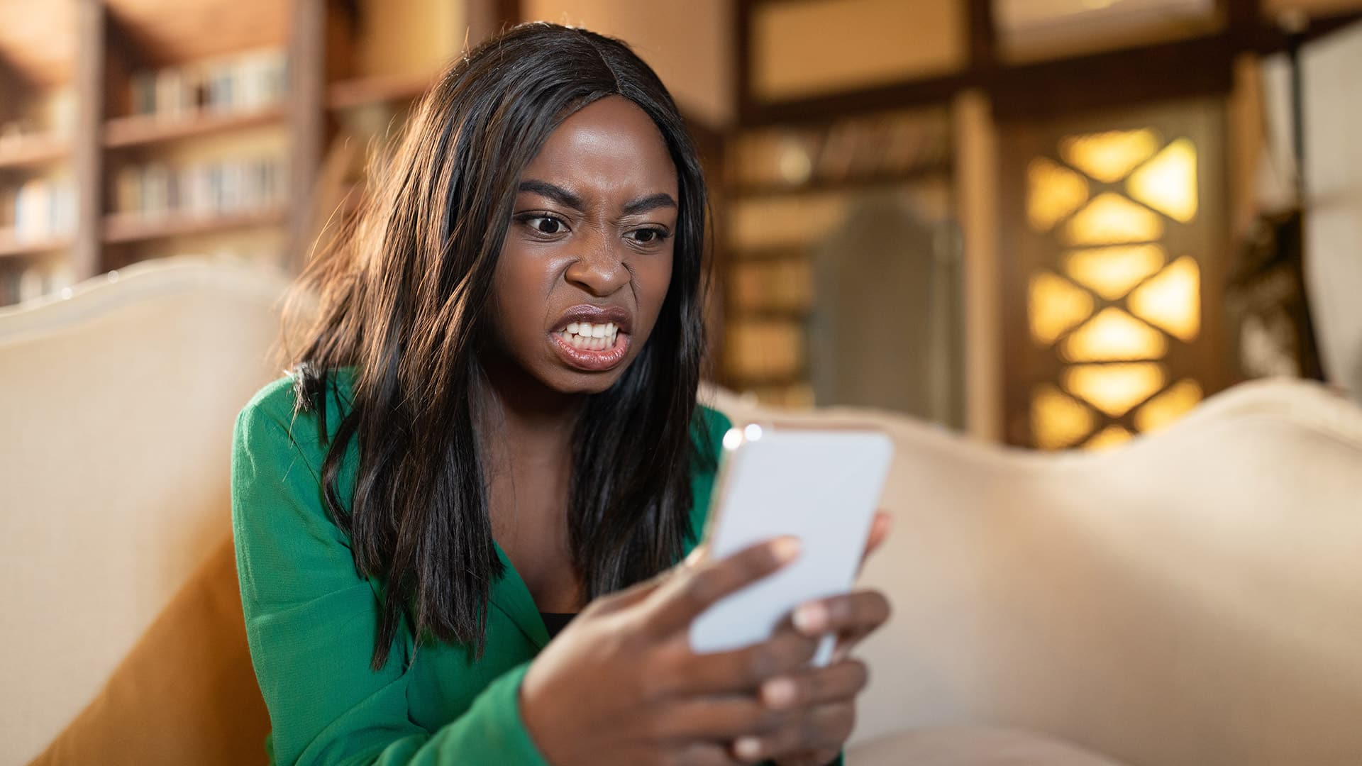 donna arrabbiata che guarda il telefono