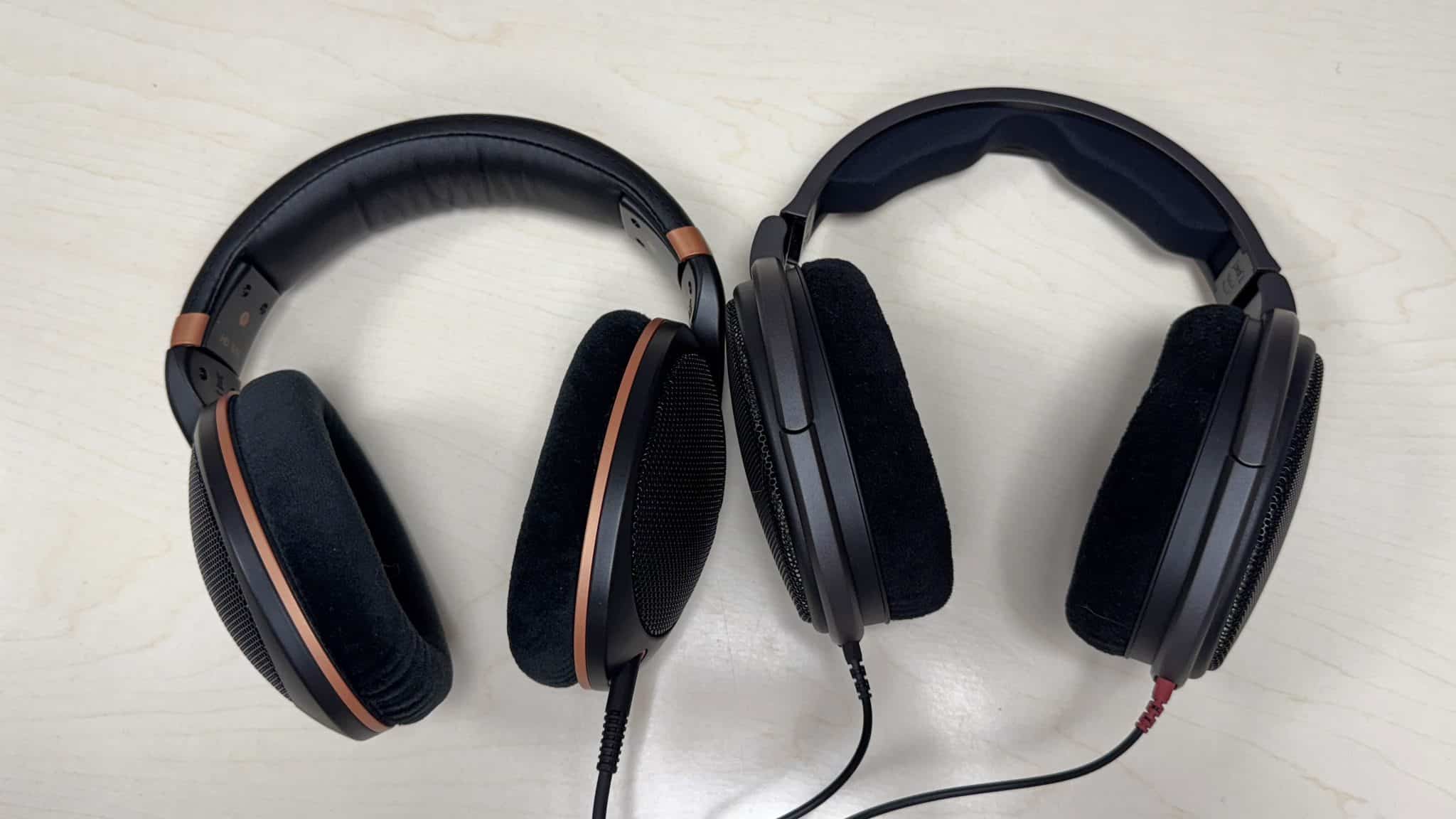 桌上的 Sennheiser HD 505 和 HD 600 耳機