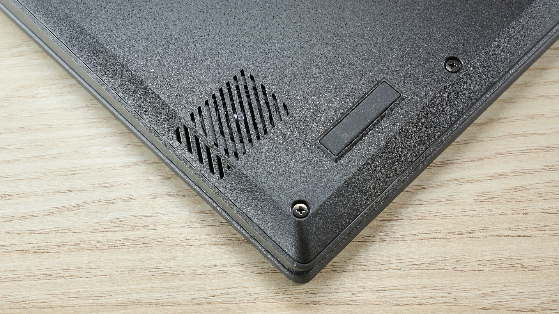 Primo piano dell'angolo inferiore dell'Asus Chromebook CM14