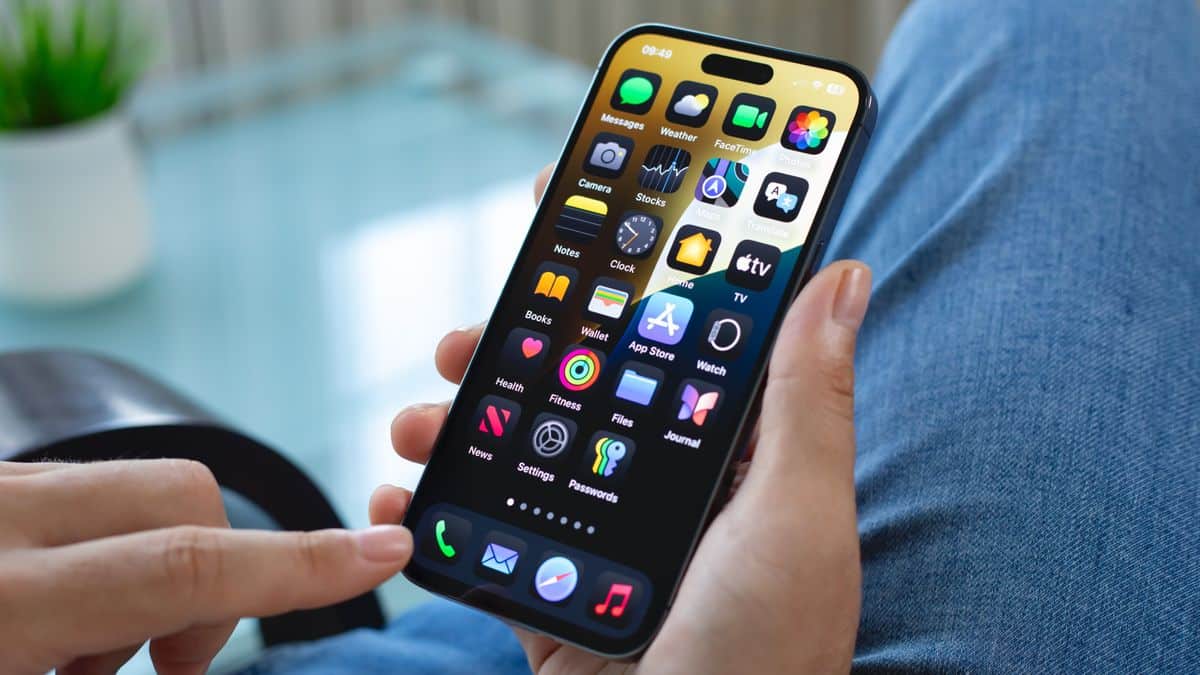 Immagine di iPhone 15 Pro Max tenuto in mano