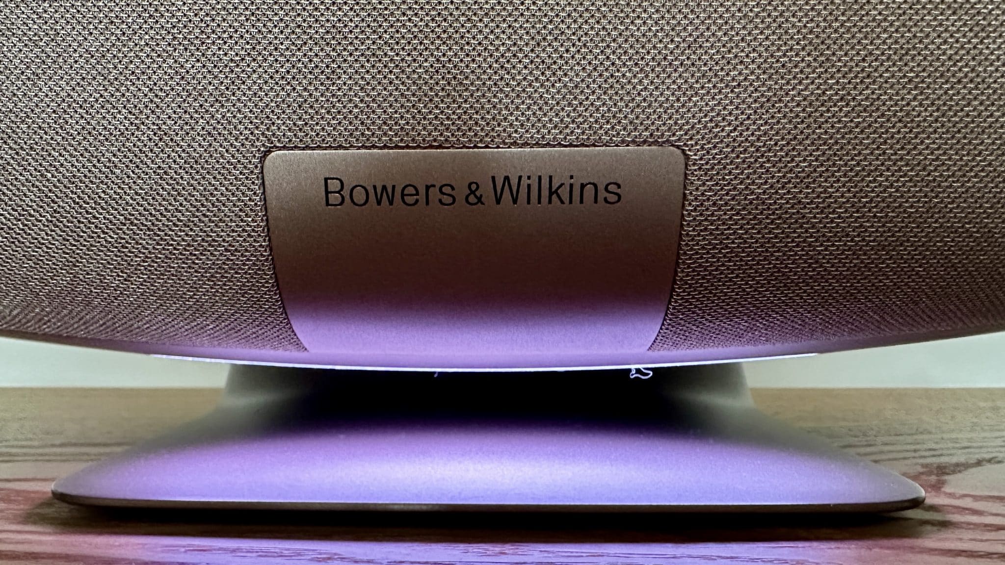 Una mirada de cerca al altavoz inalámbrico Bowers & Wilkins Zeppelin Pro Edition y al logotipo en blanco y negro.