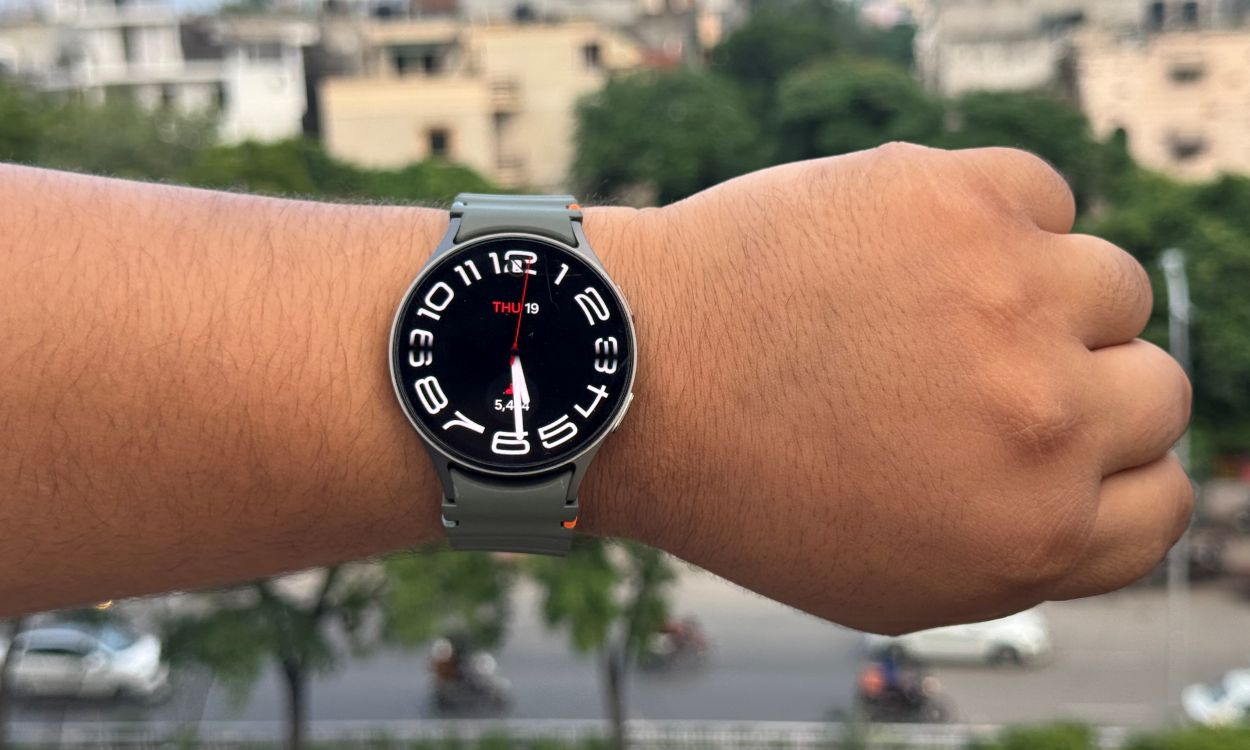 戴在手腕上的三星 Galaxy Watch 7