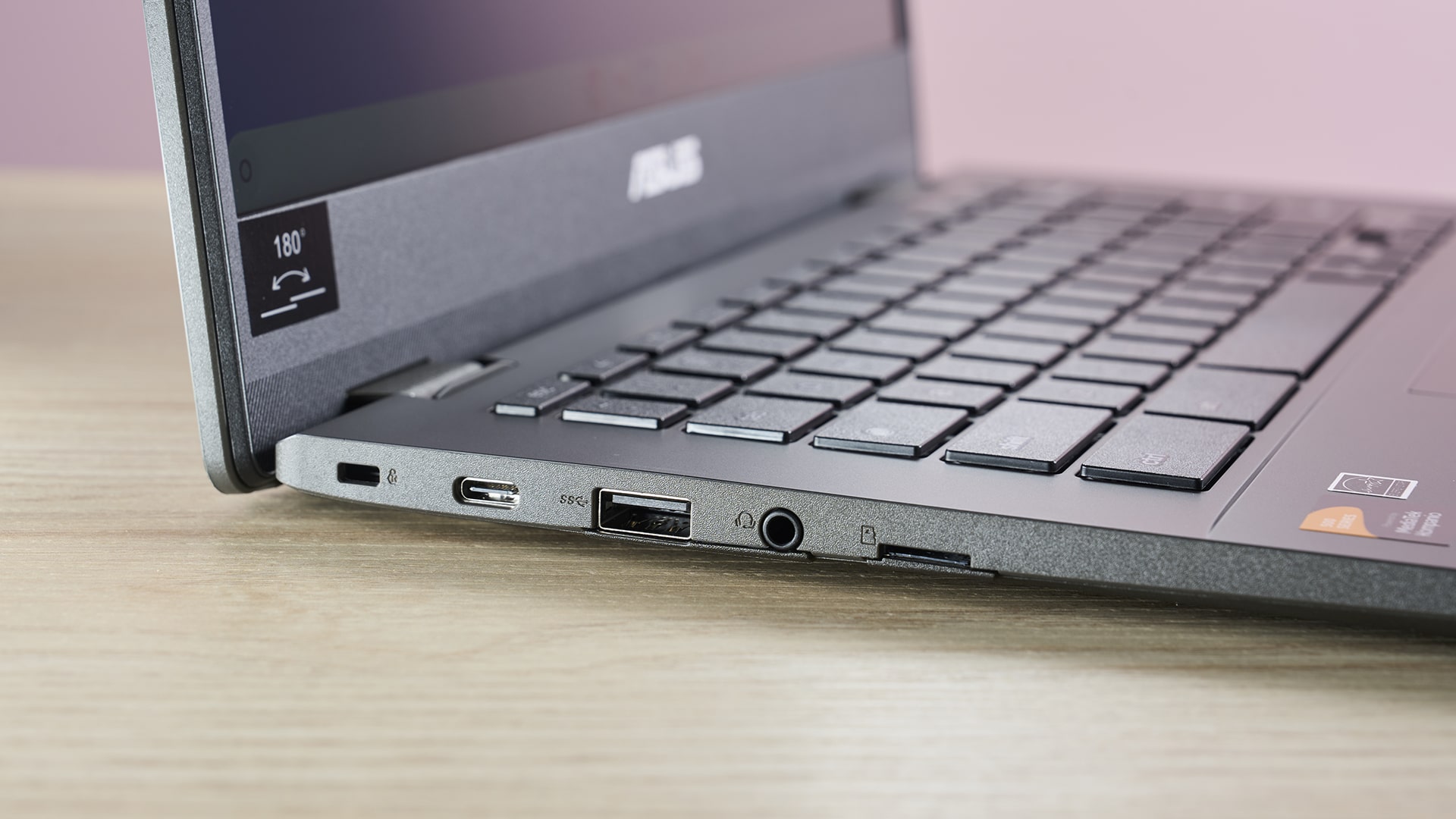 Primo piano delle porte dell'Asus Chromebook CM14 sul lato sinistro