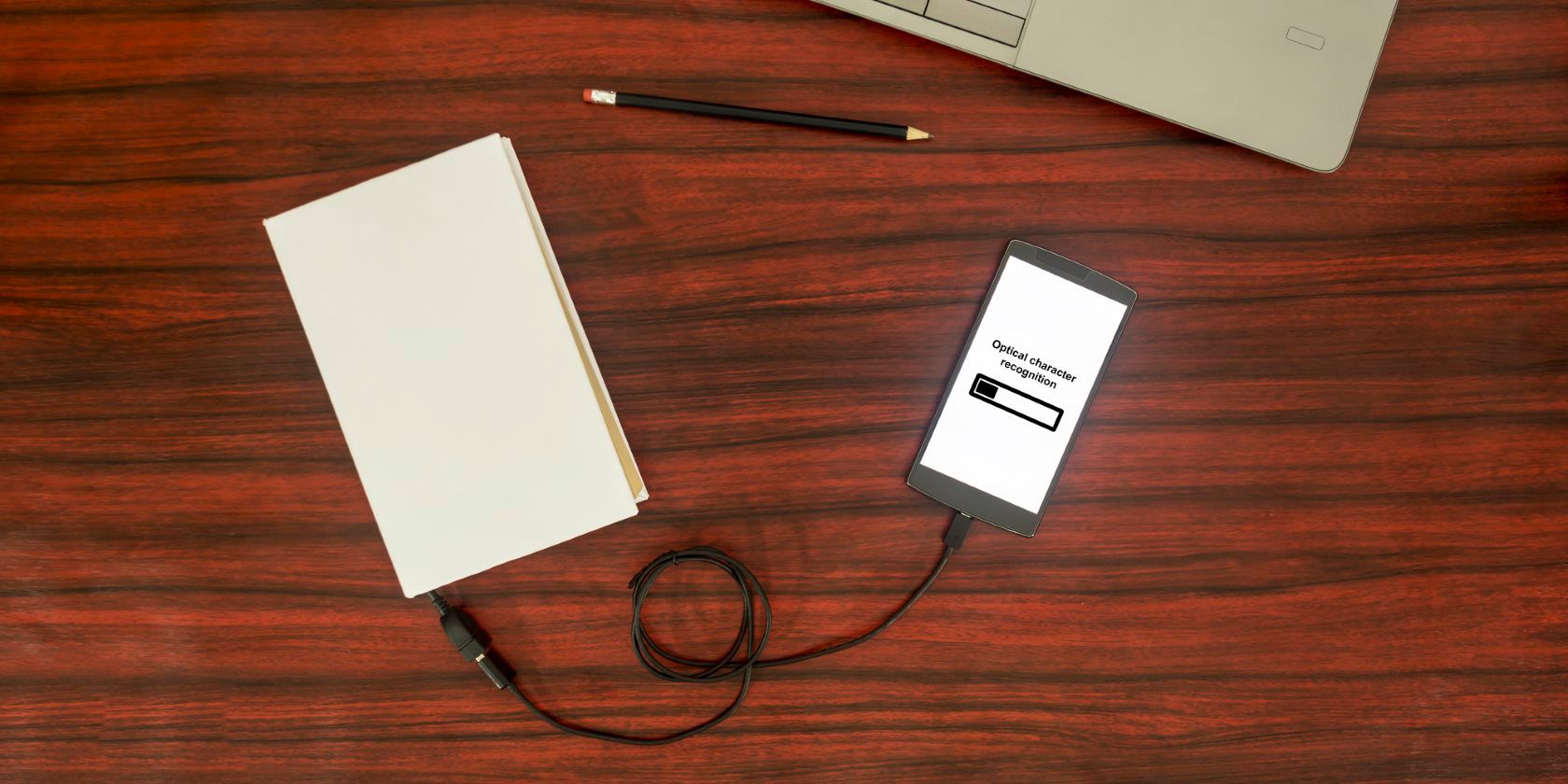 Persona che collega un libro a un cellulare