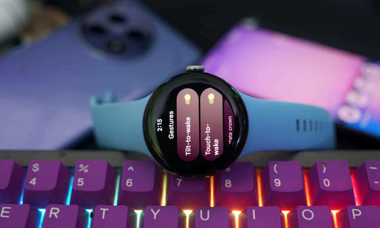 側放於鍵盤上方的 Google Pixel Watch 2