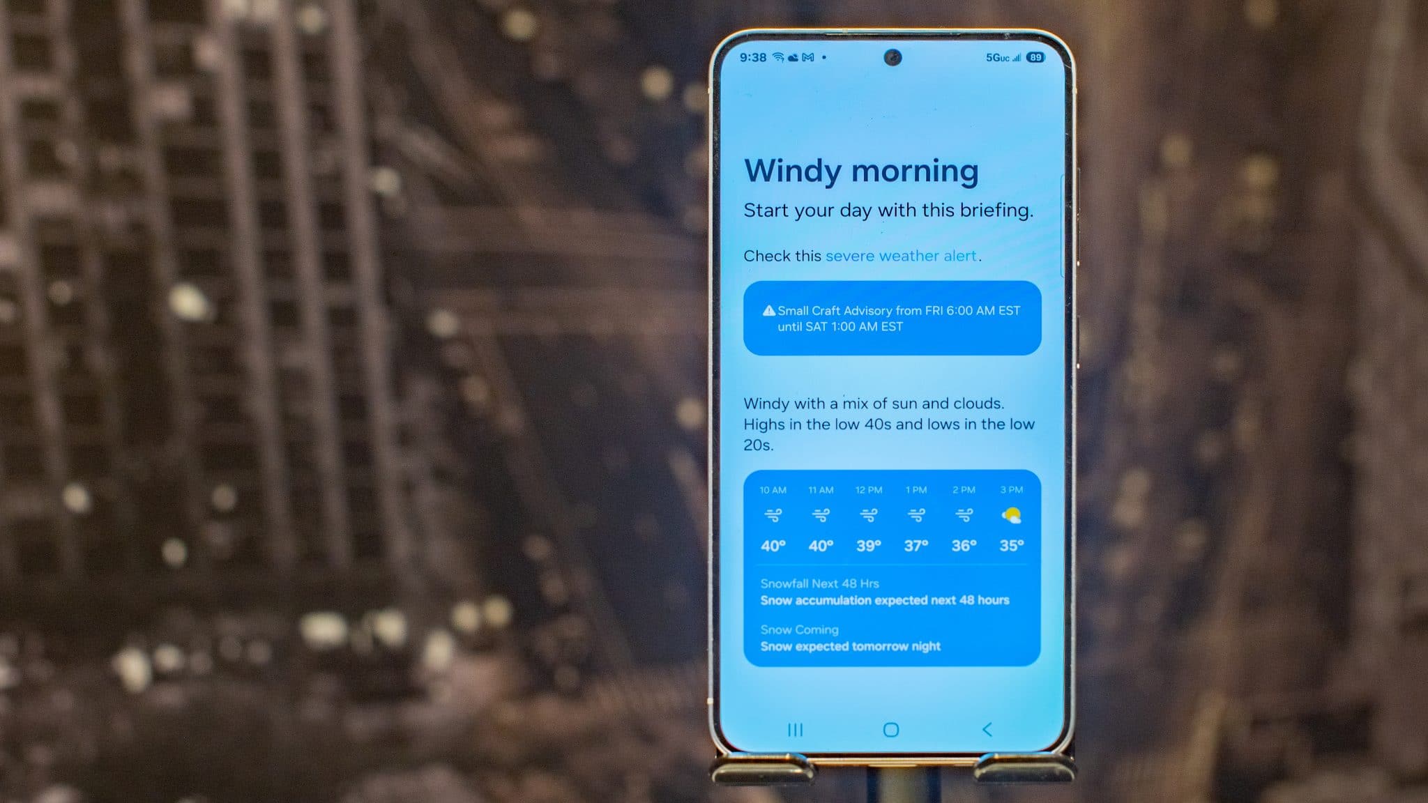 三星 Galaxy S25 顯示“Now Brief”螢幕,提示“早晨會有風”