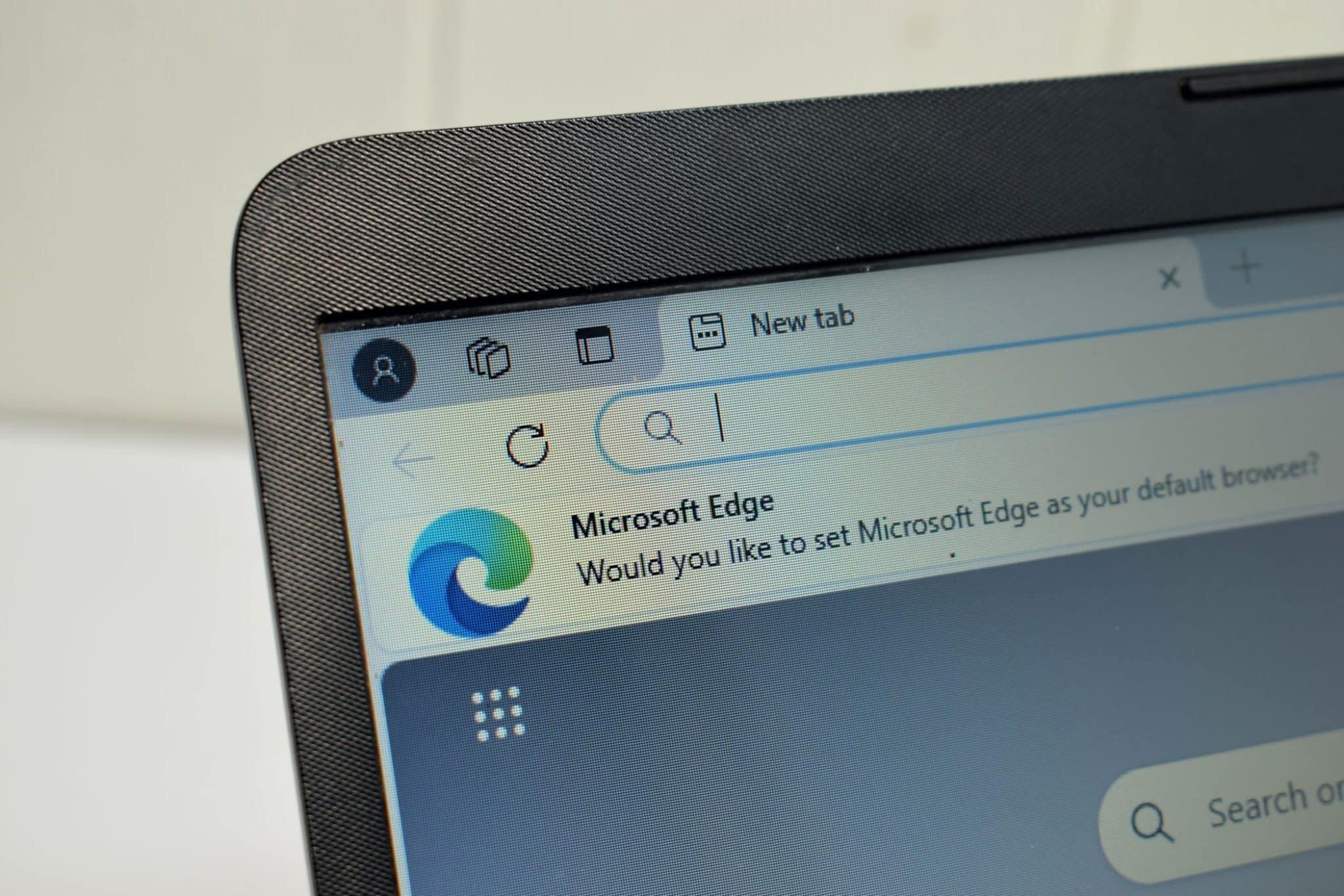 Zbliżenie przeglądarki Microsoft Edge uruchomionej na laptopie