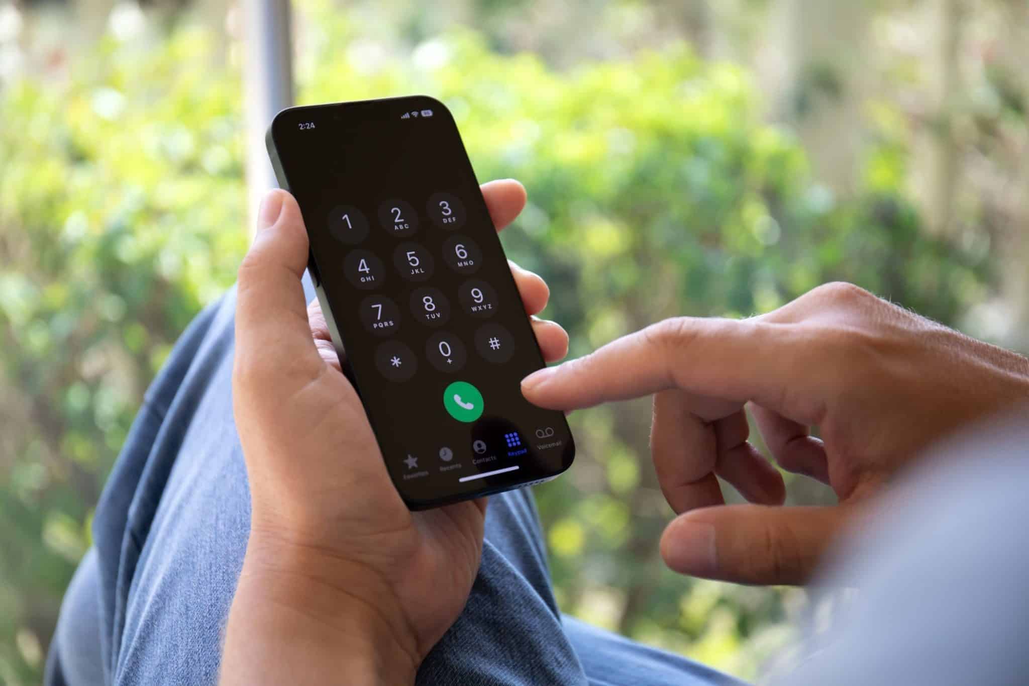 一名男子正在使用 iPhone 上的撥號鍵盤