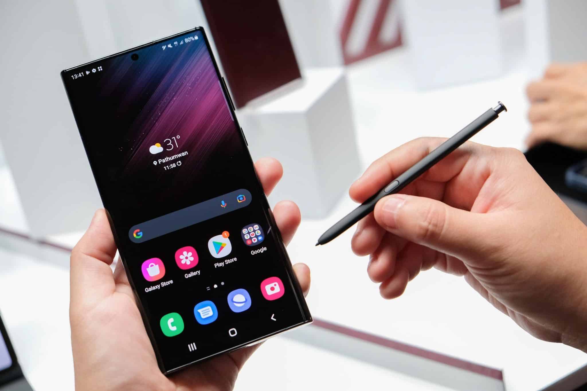 Galaxy S22 Ultra'yı S Pen ile kullanan adam