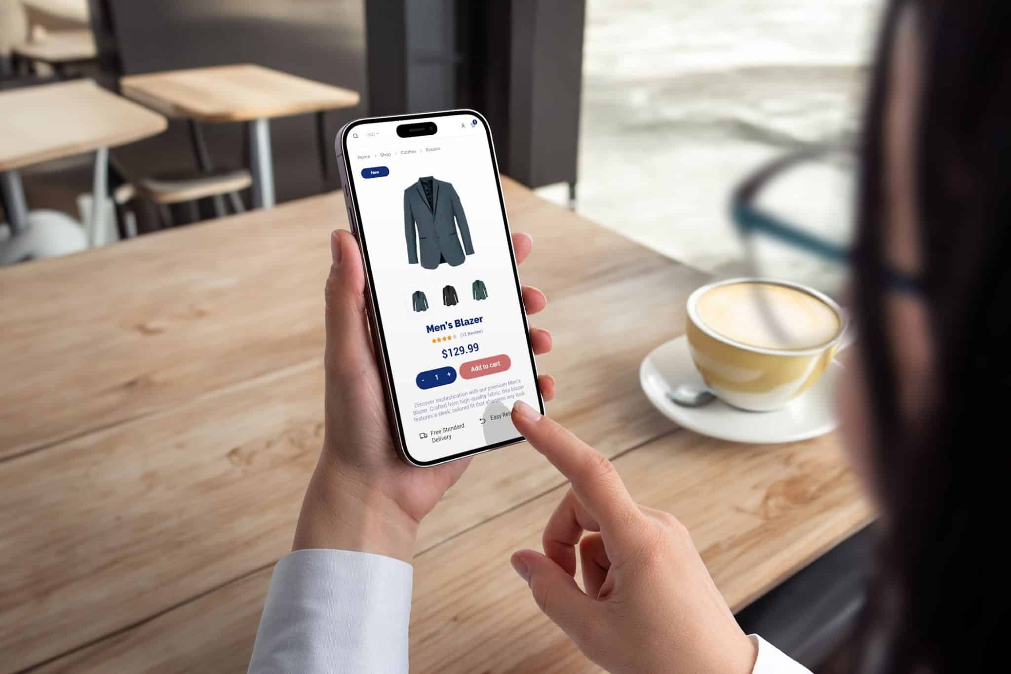 Une femme fait des achats en ligne avec un iPhone