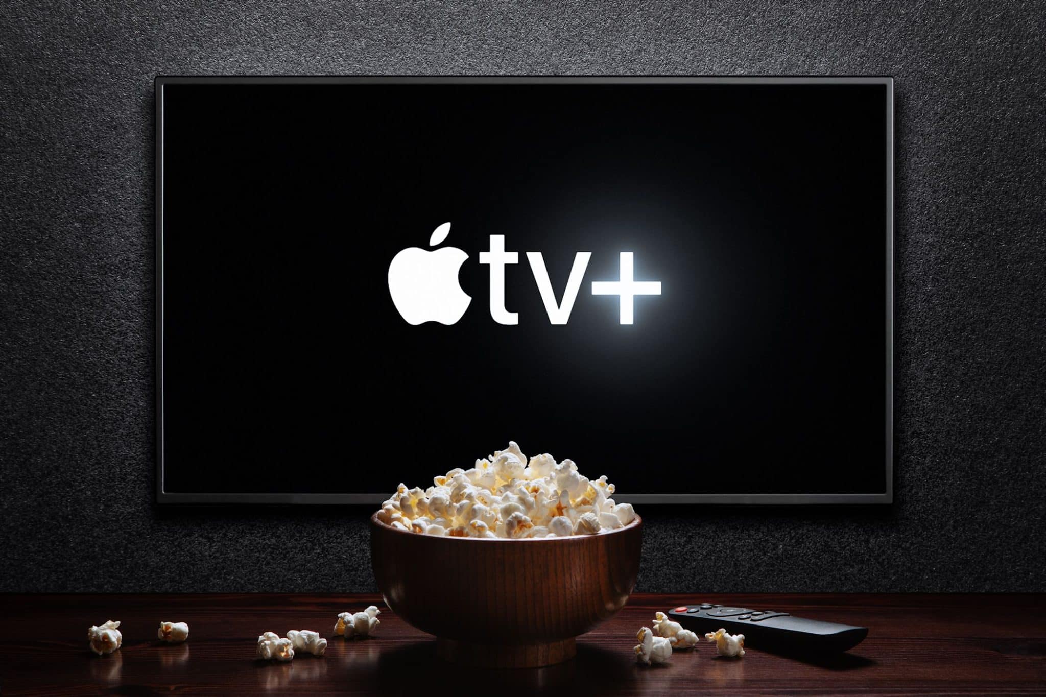 電視上顯示 Apple TV+ 標誌和一碗爆米花