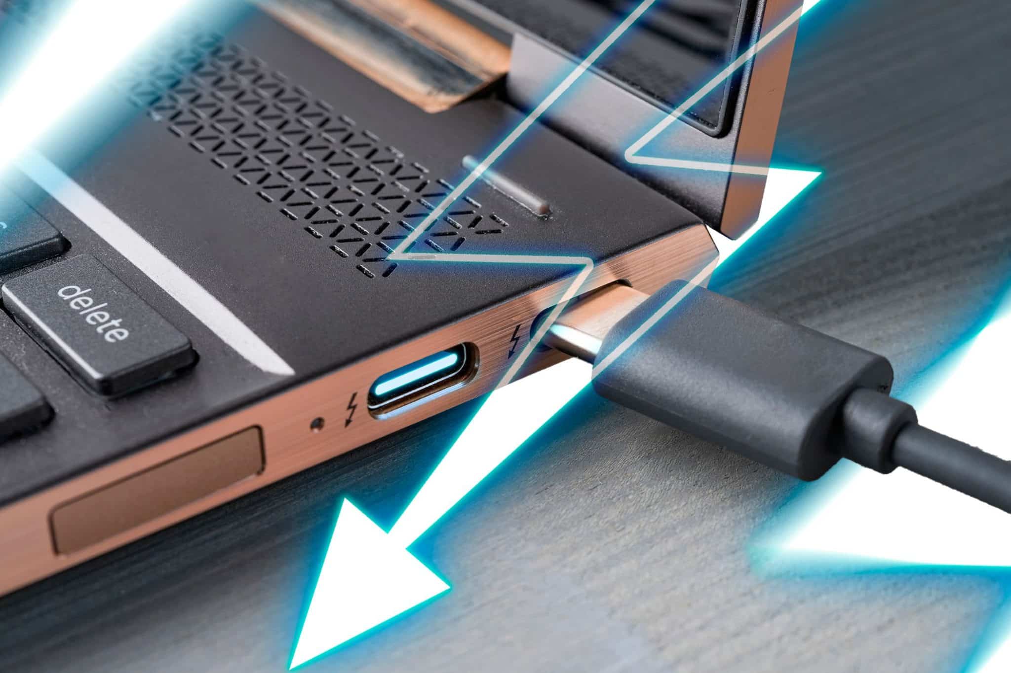 Primo piano di un laptop con una porta USB-C Thunderbolt e il simbolo del fulmine