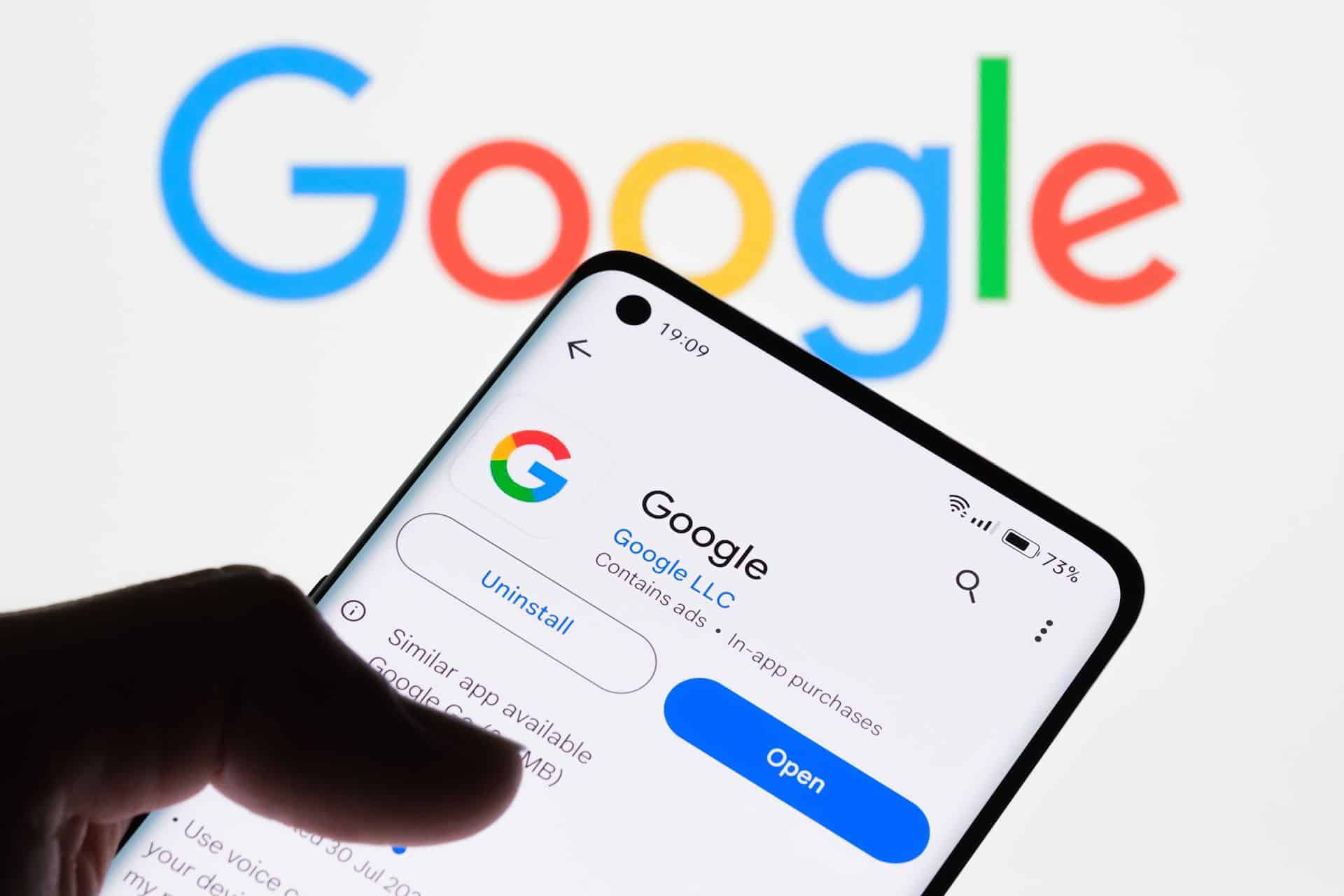 app google sullo schermo dello smartphone con il logo google sullo sfondo