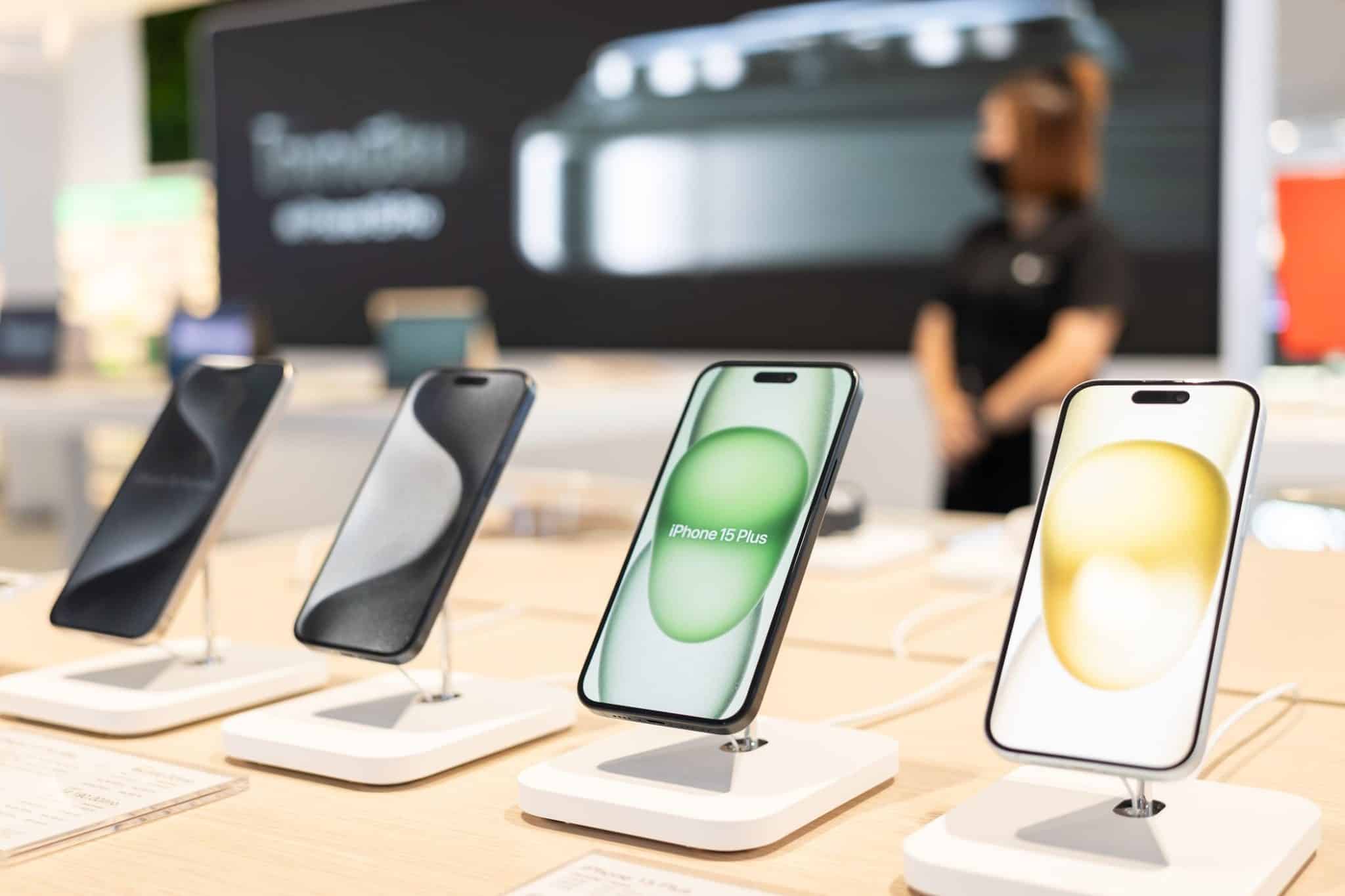 Apple Store 店內展示的 iPhone 15 機型