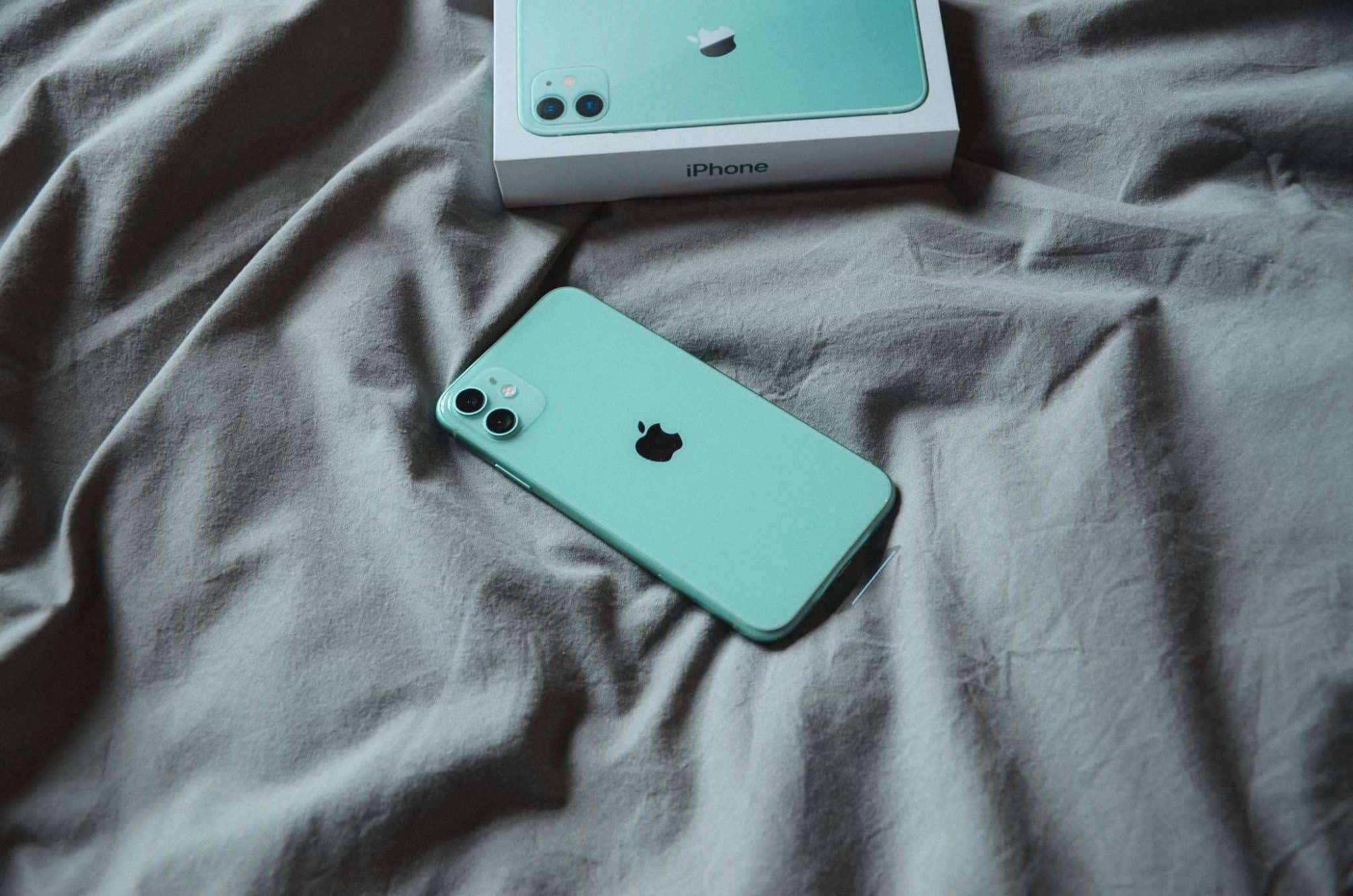 將 iPhone 放在床上的被子或床單上