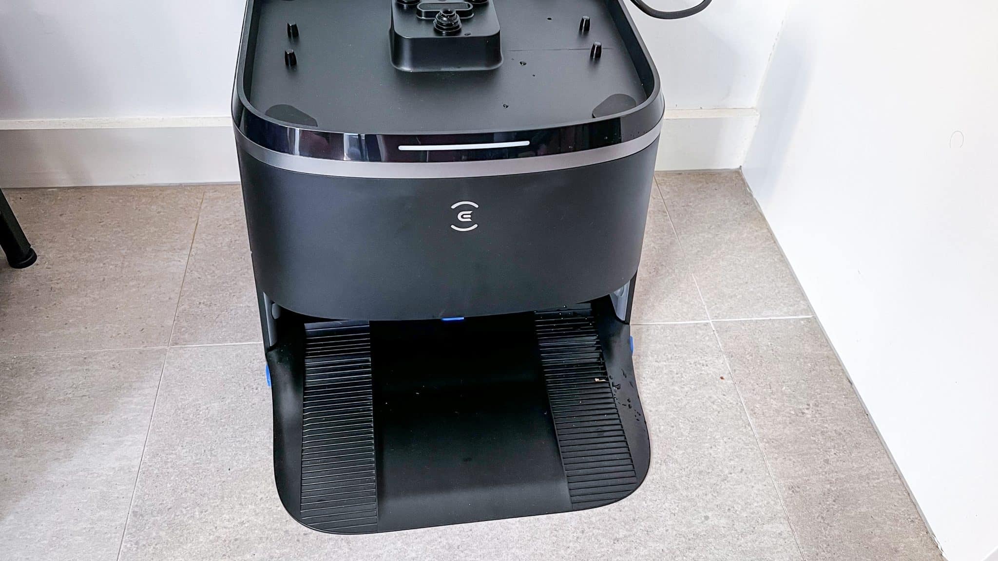 محطة إرساء Ecovacs Deebot T30 Omni الروبوتية تظهر علبة الغسيل