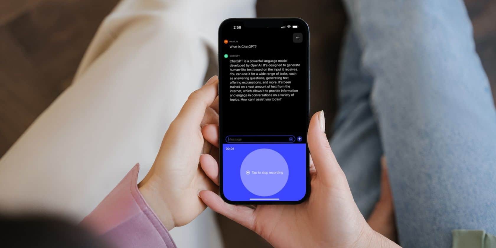 Una persona utilizza l'app ChatGPT Whisper su un iPhone.