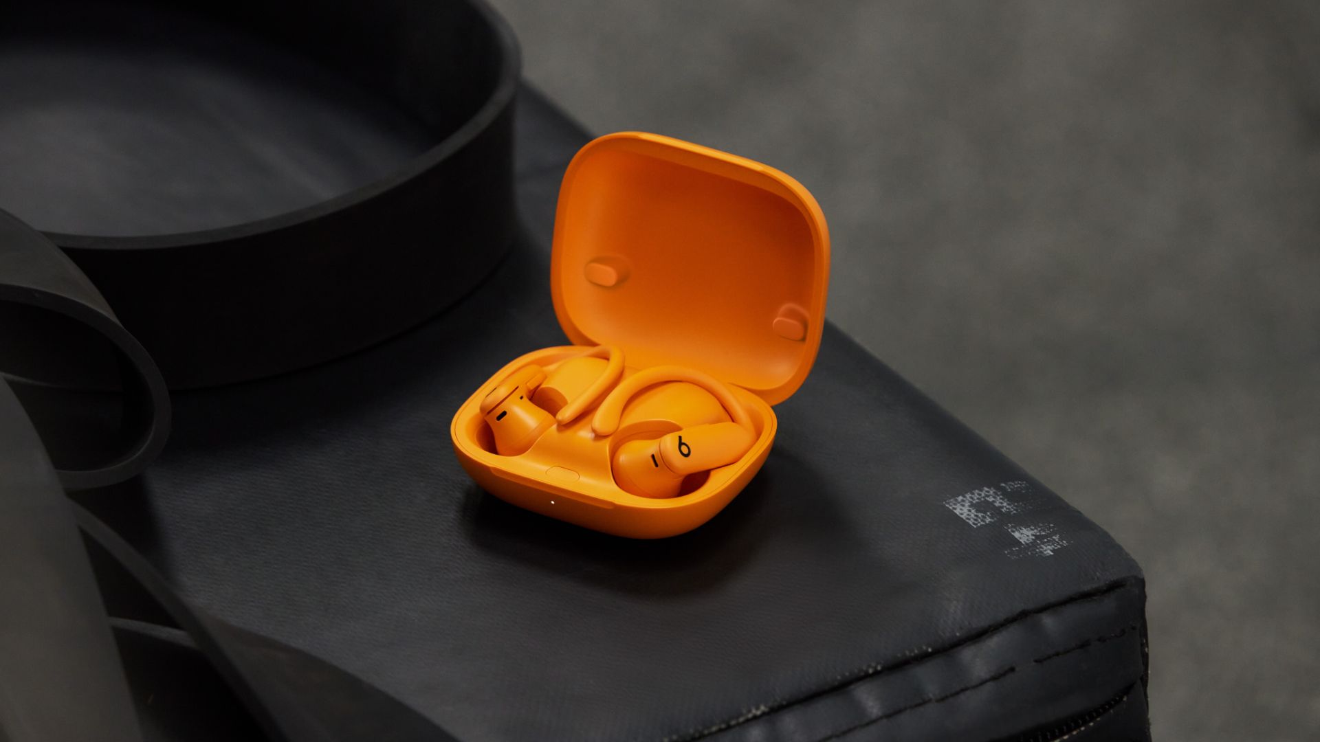 橘色的 PowerBeats Pro 2。