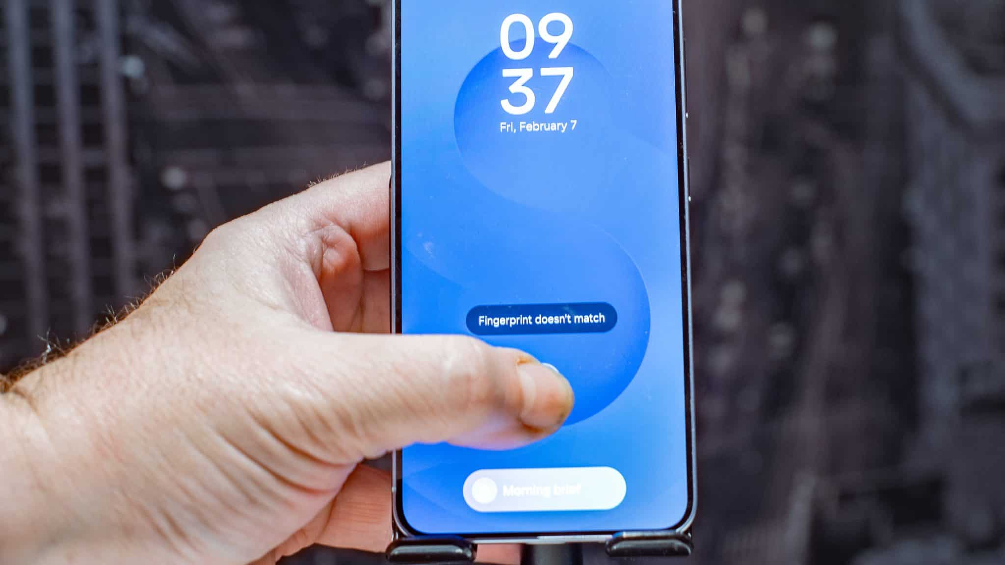 三星 Galaxy S25 螢幕上顯示我的拇指,但指紋辨識器無法匹配