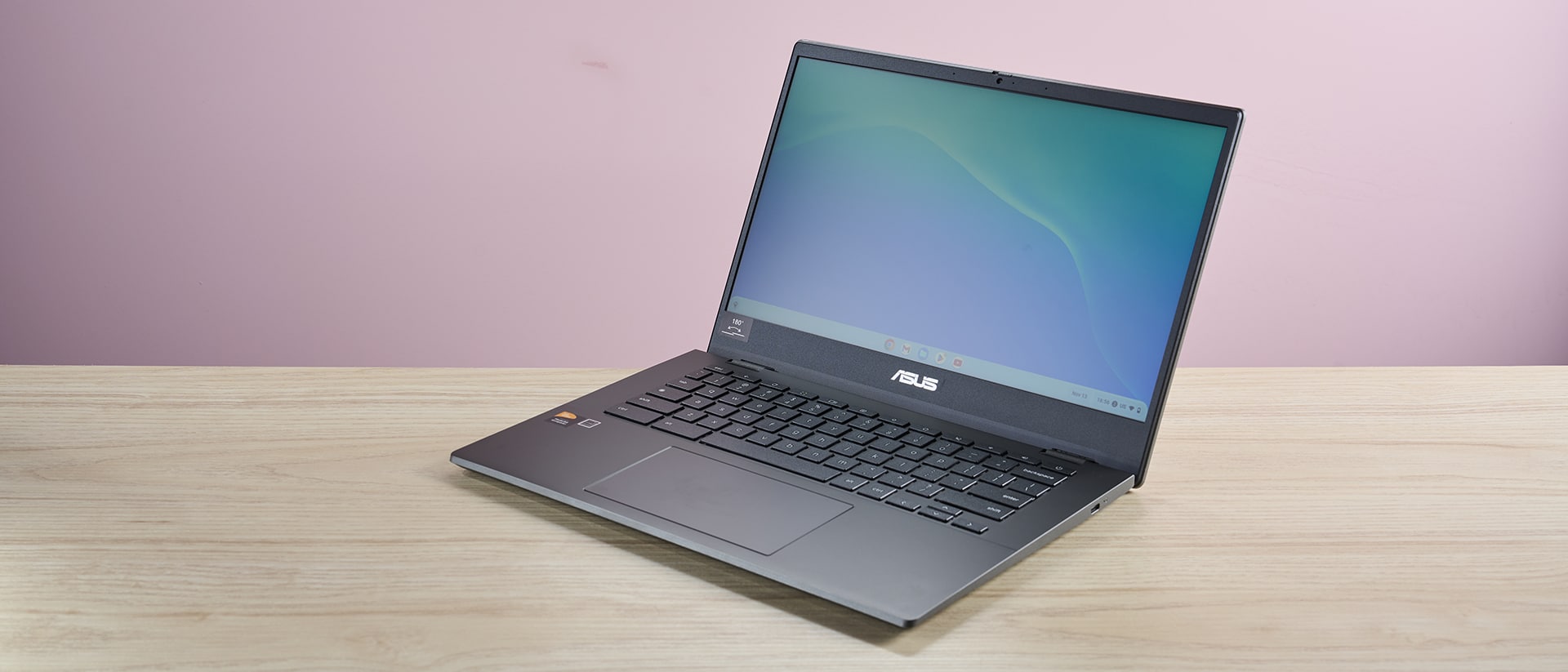 Asus Chromebook CM14 aperto sulla scrivania
