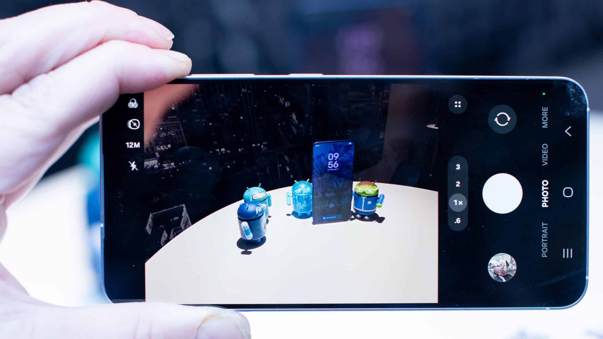 三星 Galaxy S25 顯示相機應用程式正在為 Galaxy S25 Plus 拍照