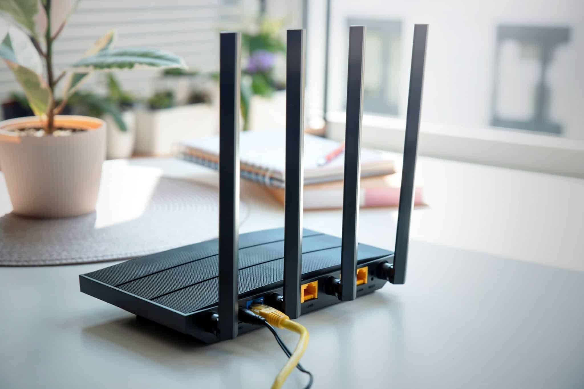 router con quattro antenne sul tavolo