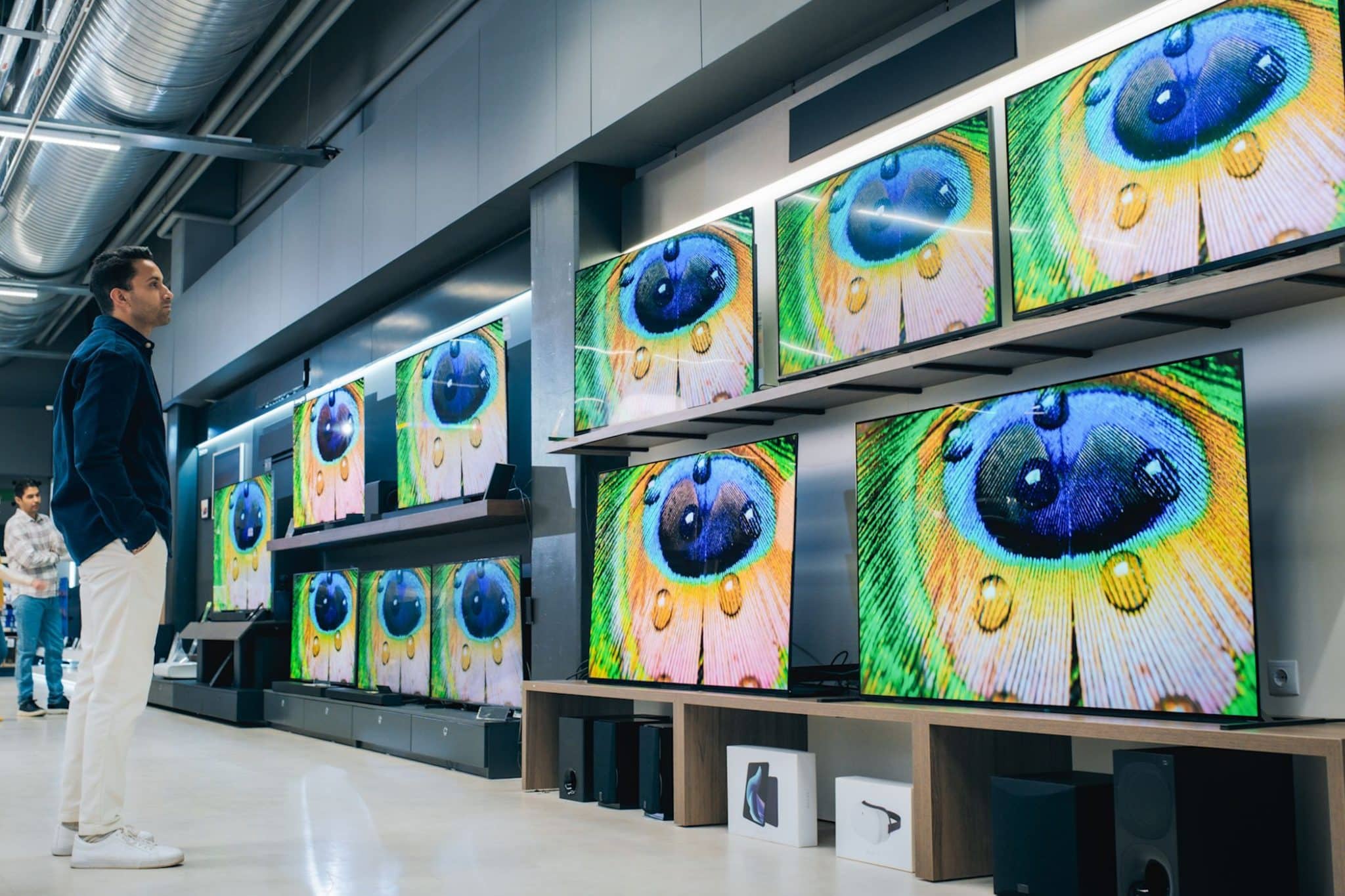 téléviseurs sur des étagères en magasin