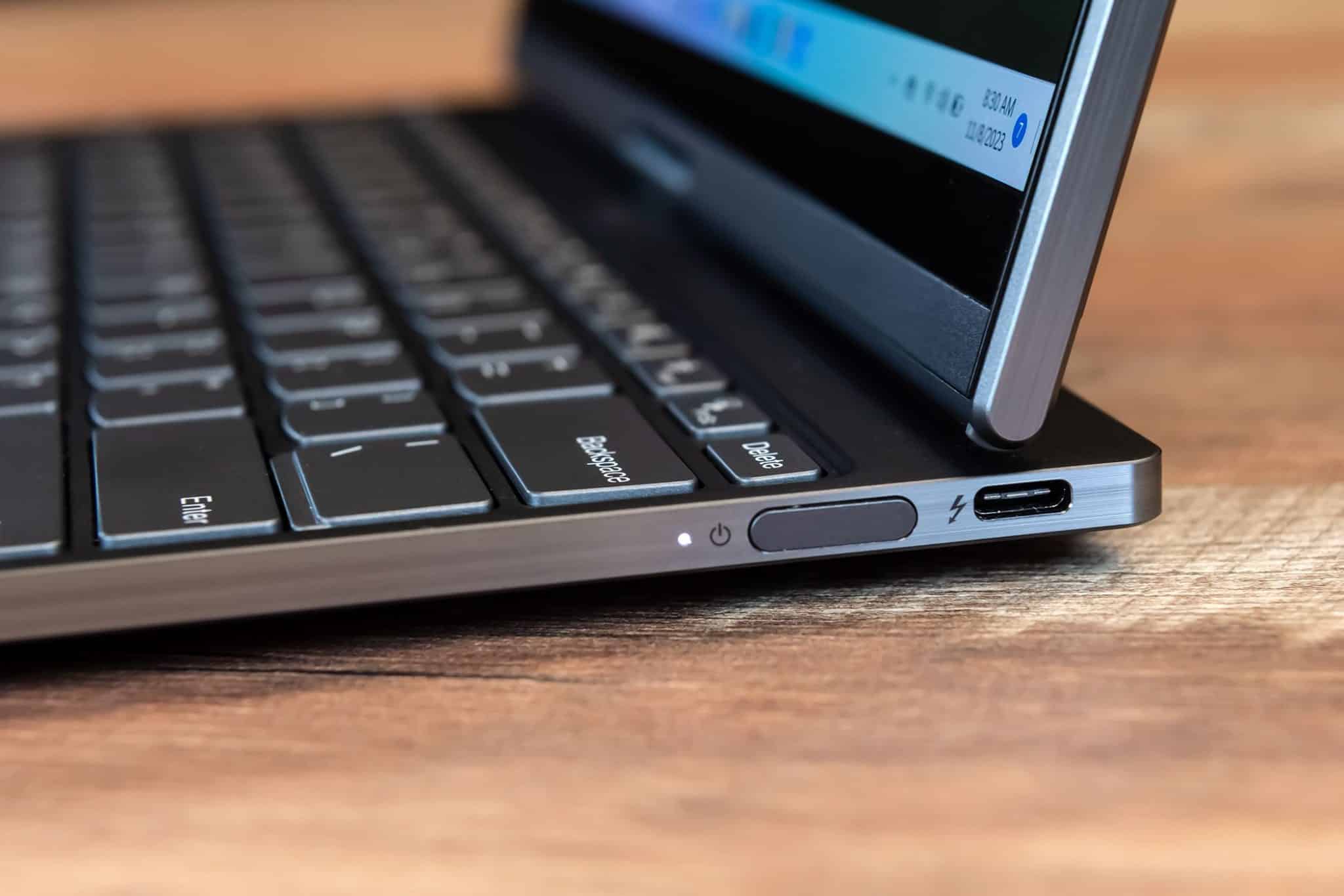 Przycisk zasilania i port ładowania USB C w Lenovo ThinkBook Plus Gen 4