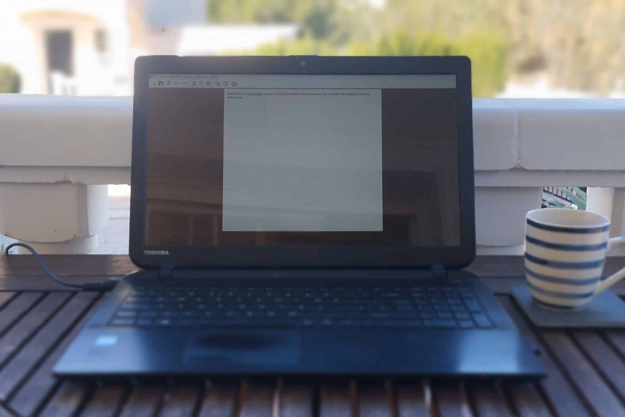 Toshiba laptop met FocusWriter open