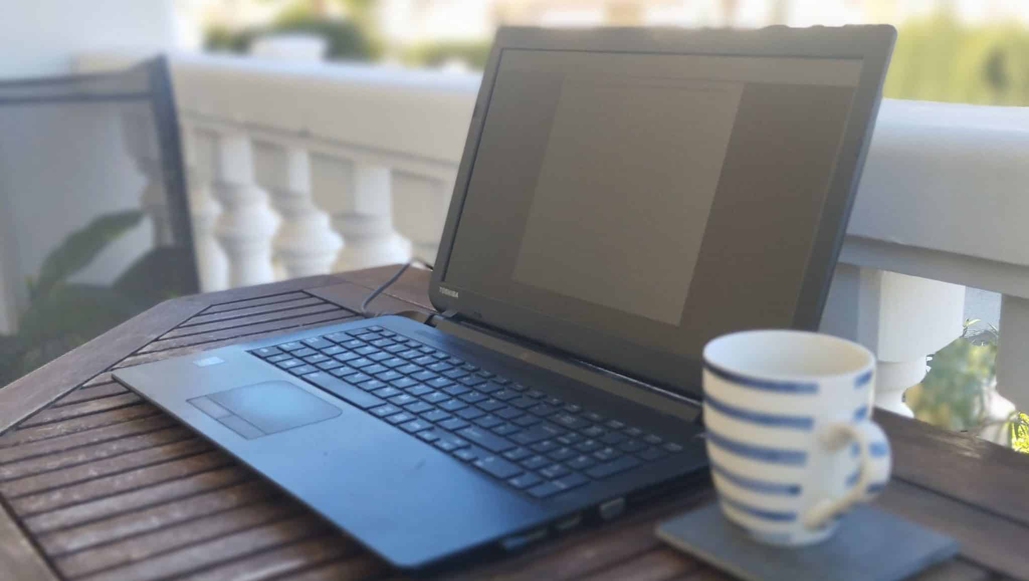 Tosihiba laptop op tafel met kopje koffie