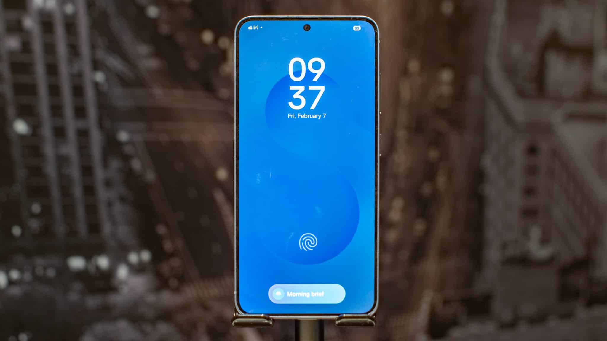 支架上的三星 Galaxy S25 顯示鎖定螢幕
