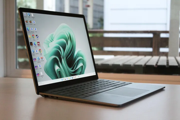Surface Laptop 5 放在窗前的桌子上。