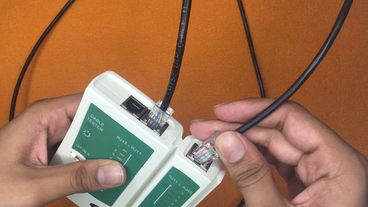 Καλώδιο Ethernet συνδεδεμένο με τον ελεγκτή καλωδίων Ethernet