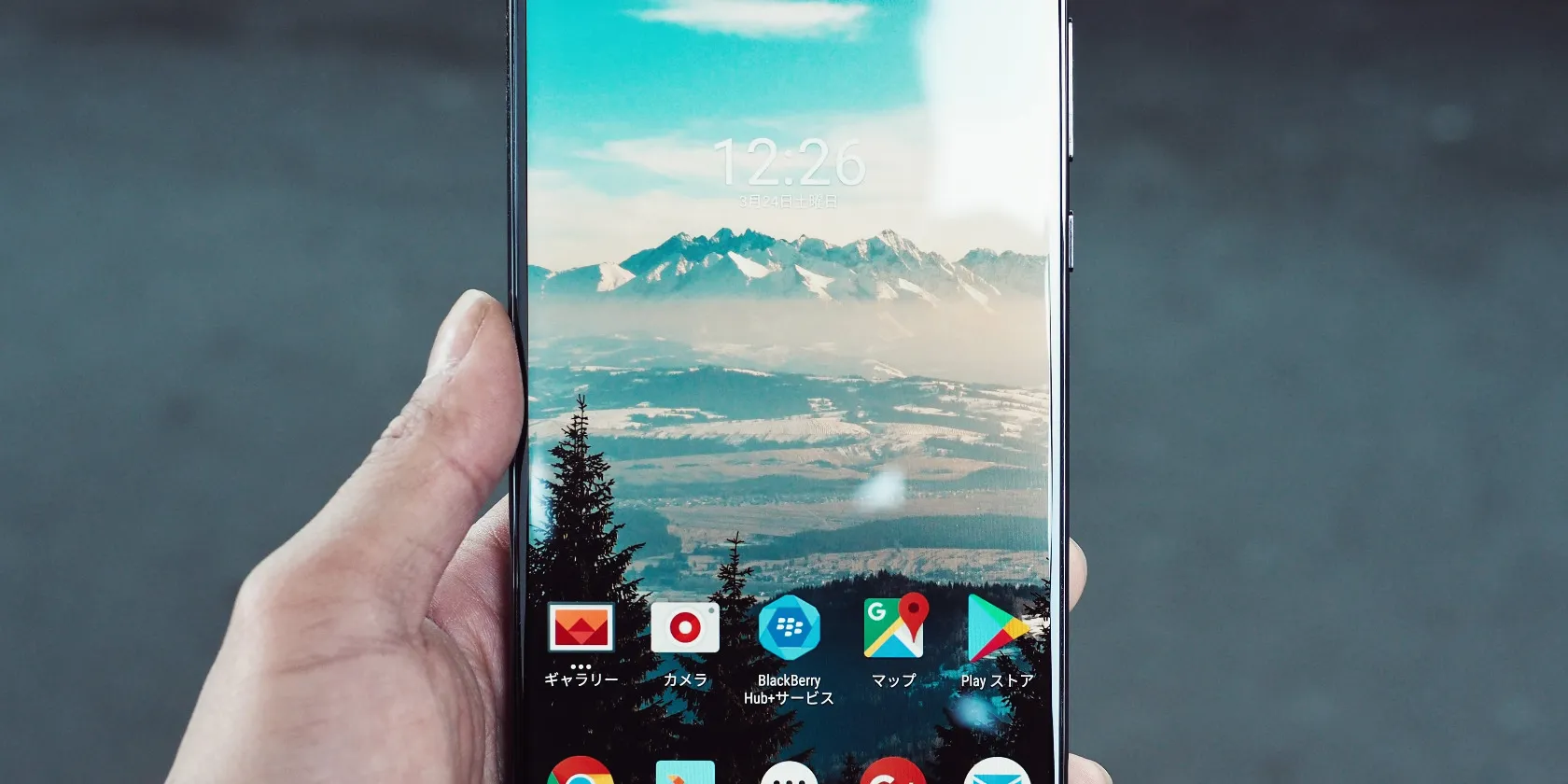 Schermo di uno smartphone Android mostrato nella mano di una persona