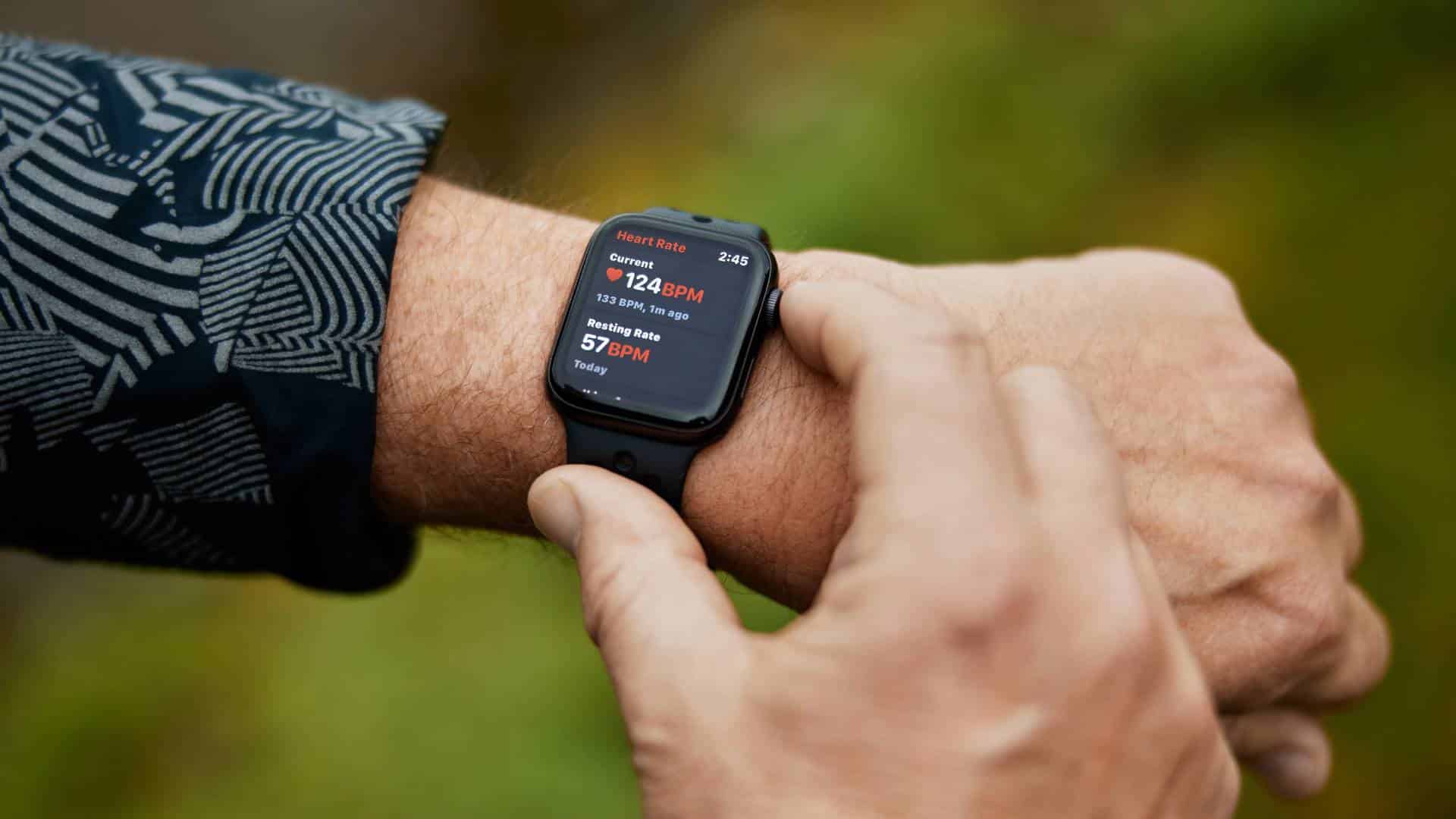 Ένα άτομο παρακολουθεί τον καρδιακό του ρυθμό χρησιμοποιώντας ένα Apple Watch.
