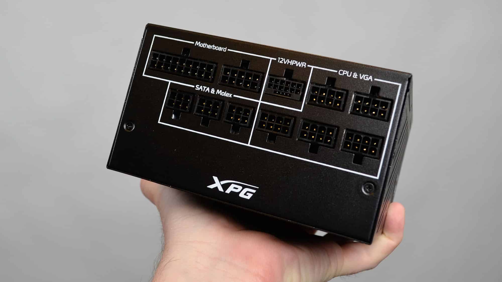 桌上的 XPG Core Reactor II 1200W 電源