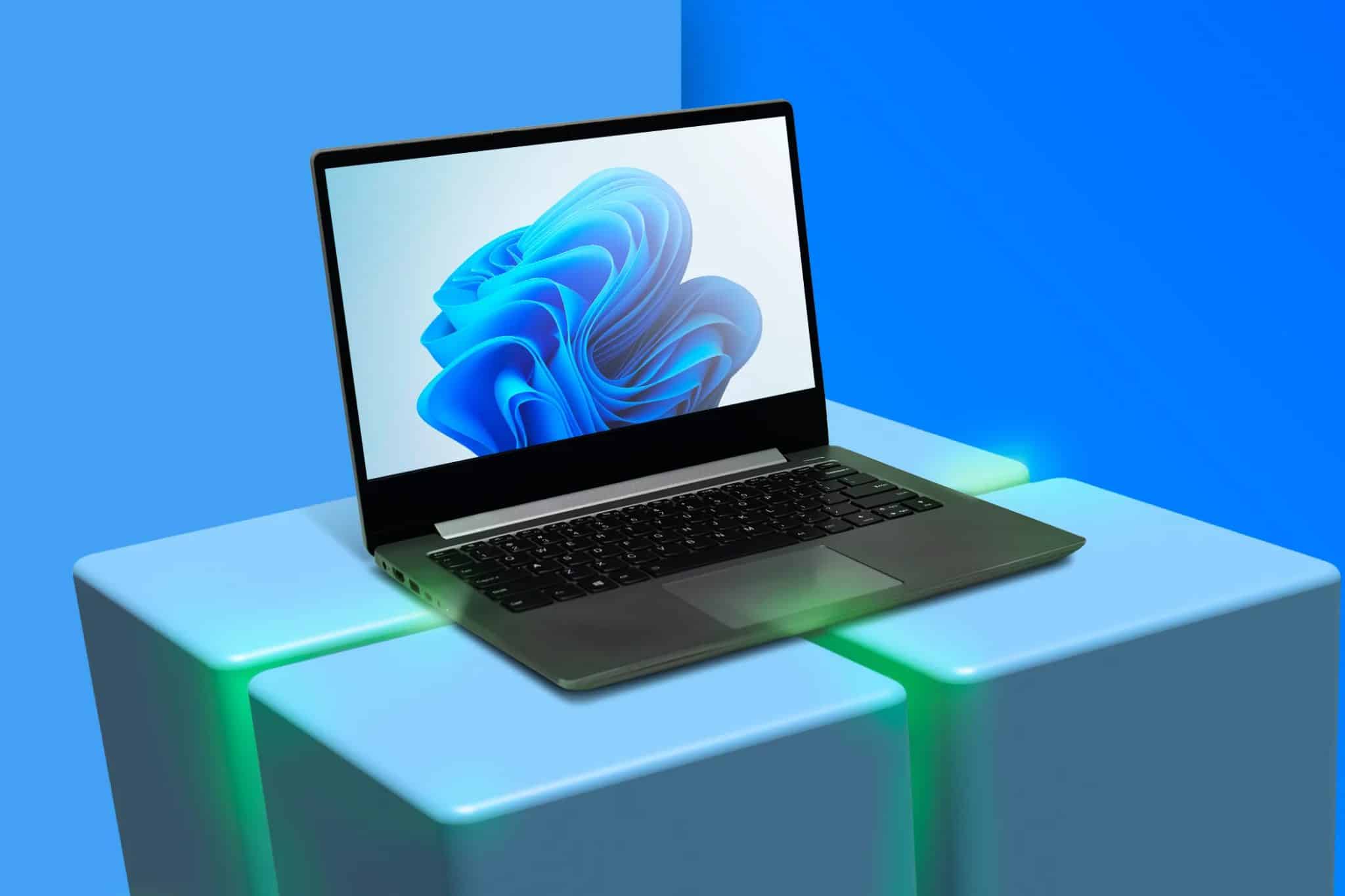 Un computer portatile con sistema operativo Windows 11 e logo Windows in 3D.