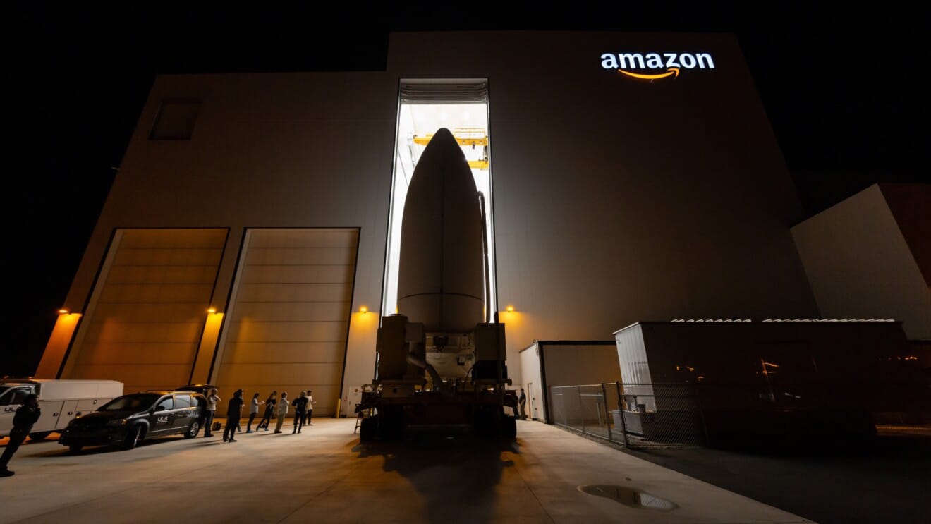 Amazon binasının önündeki Kuiper Projesi roketi