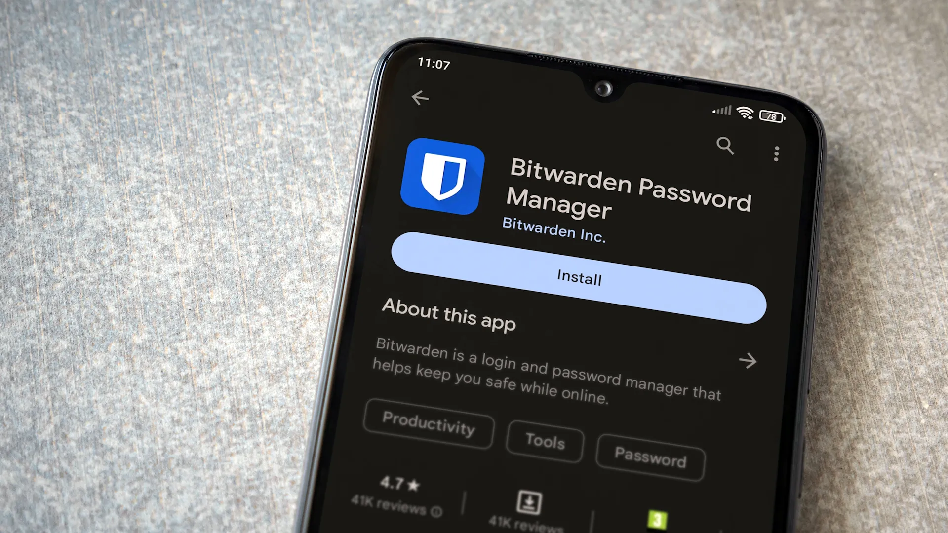 智慧型手機螢幕上的 Bitwarden 密碼管理器安裝頁面