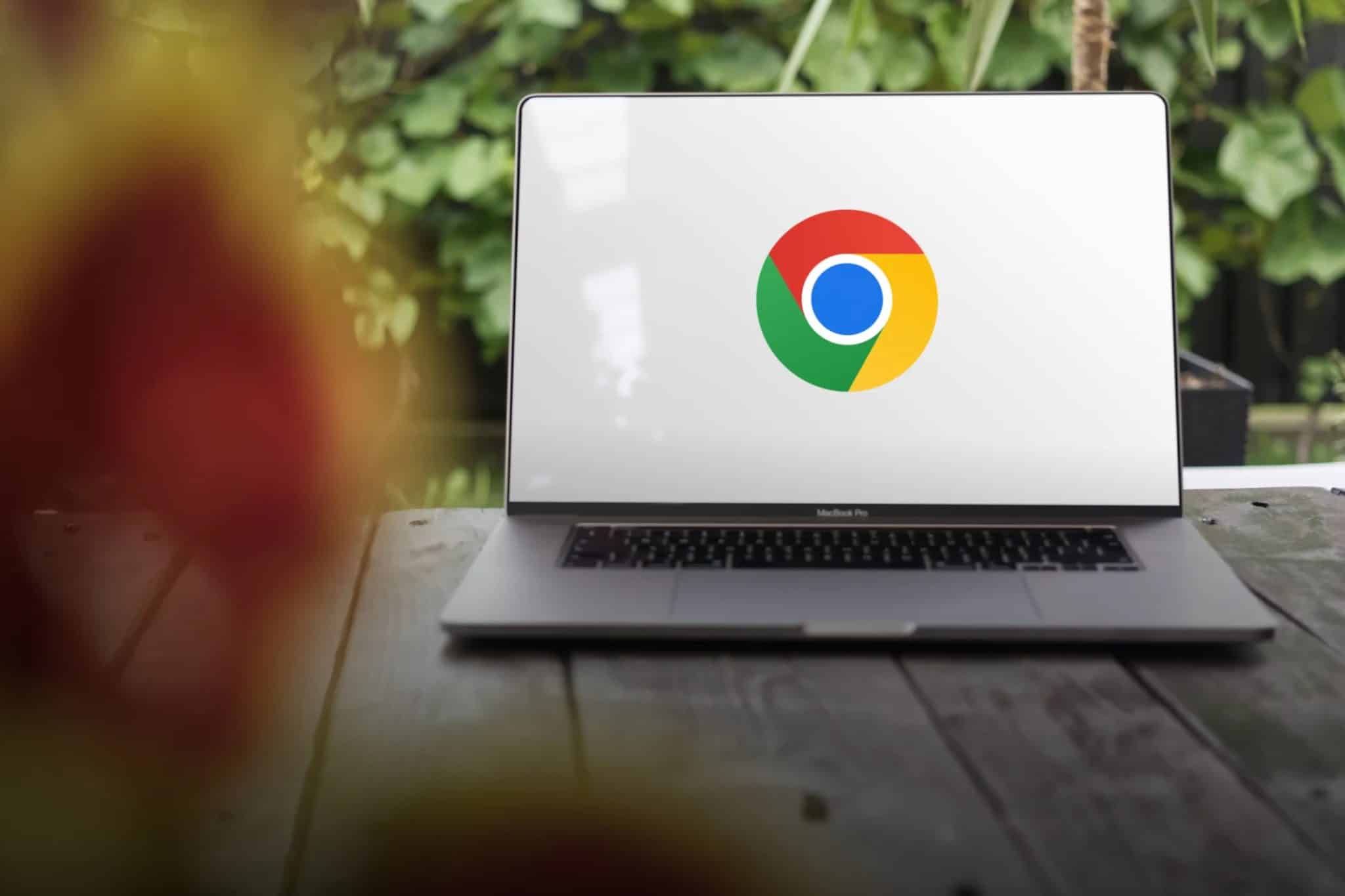 Logo Chrome su un laptop all'aperto