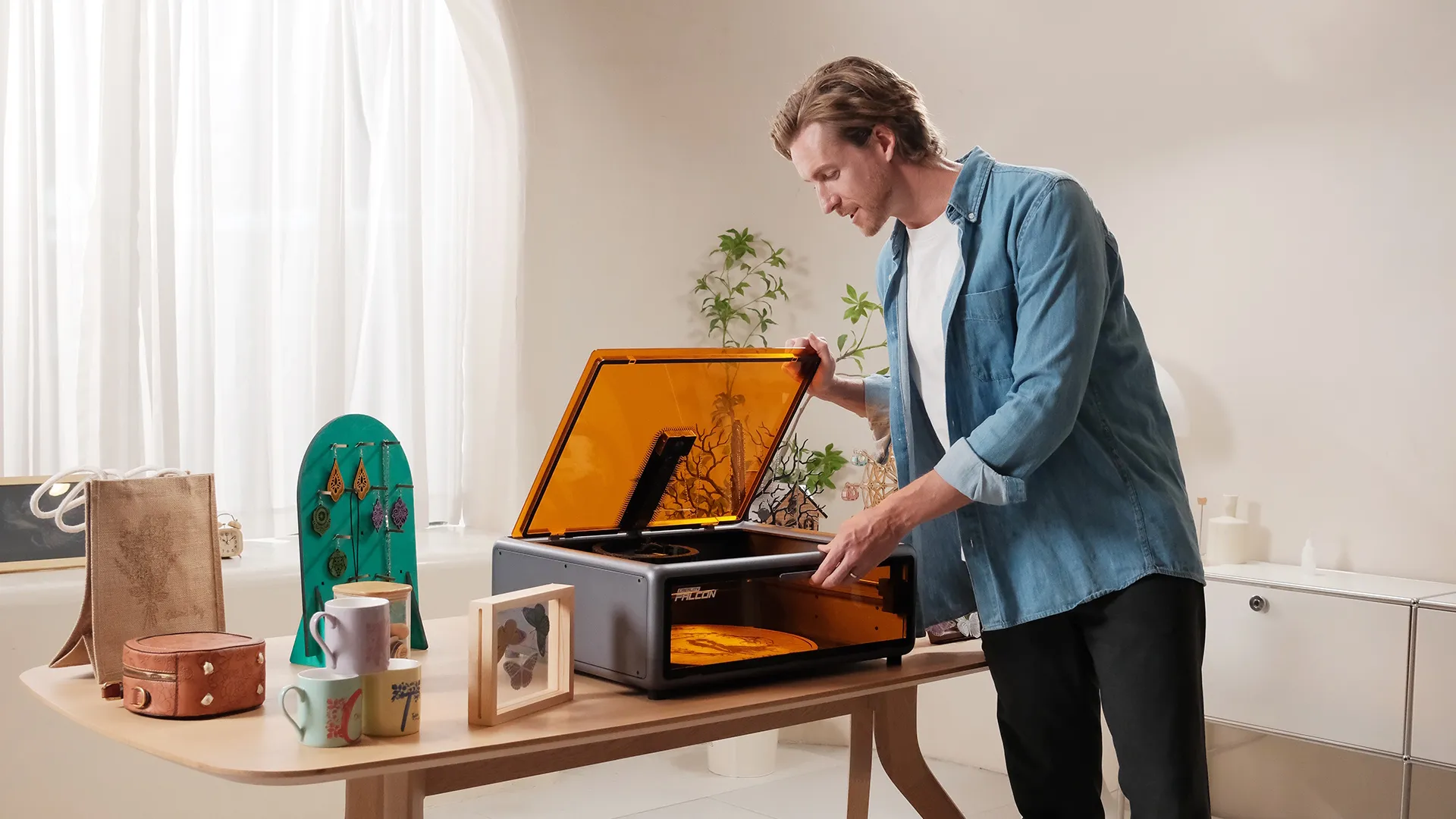 Creality Falcon A1: uomo che usa il dispositivo