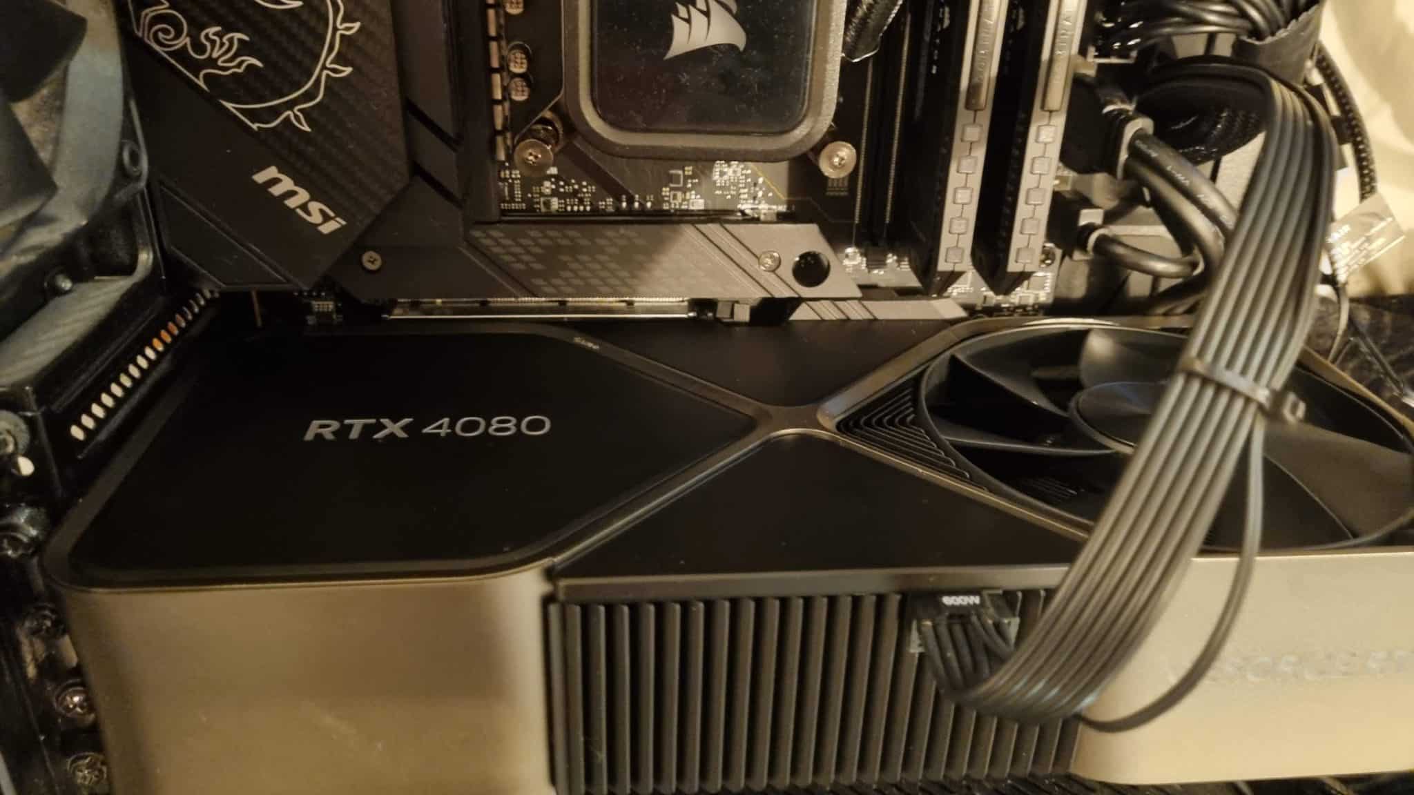 安裝在主機板上的 RTX 4080 GPU