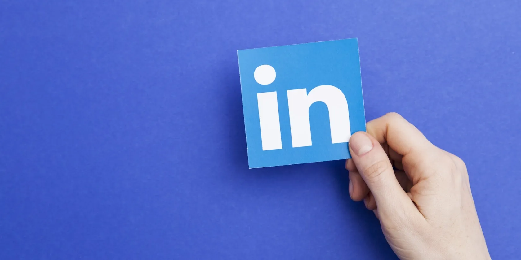 LinkedIn 標誌——「in」字樣——手拿